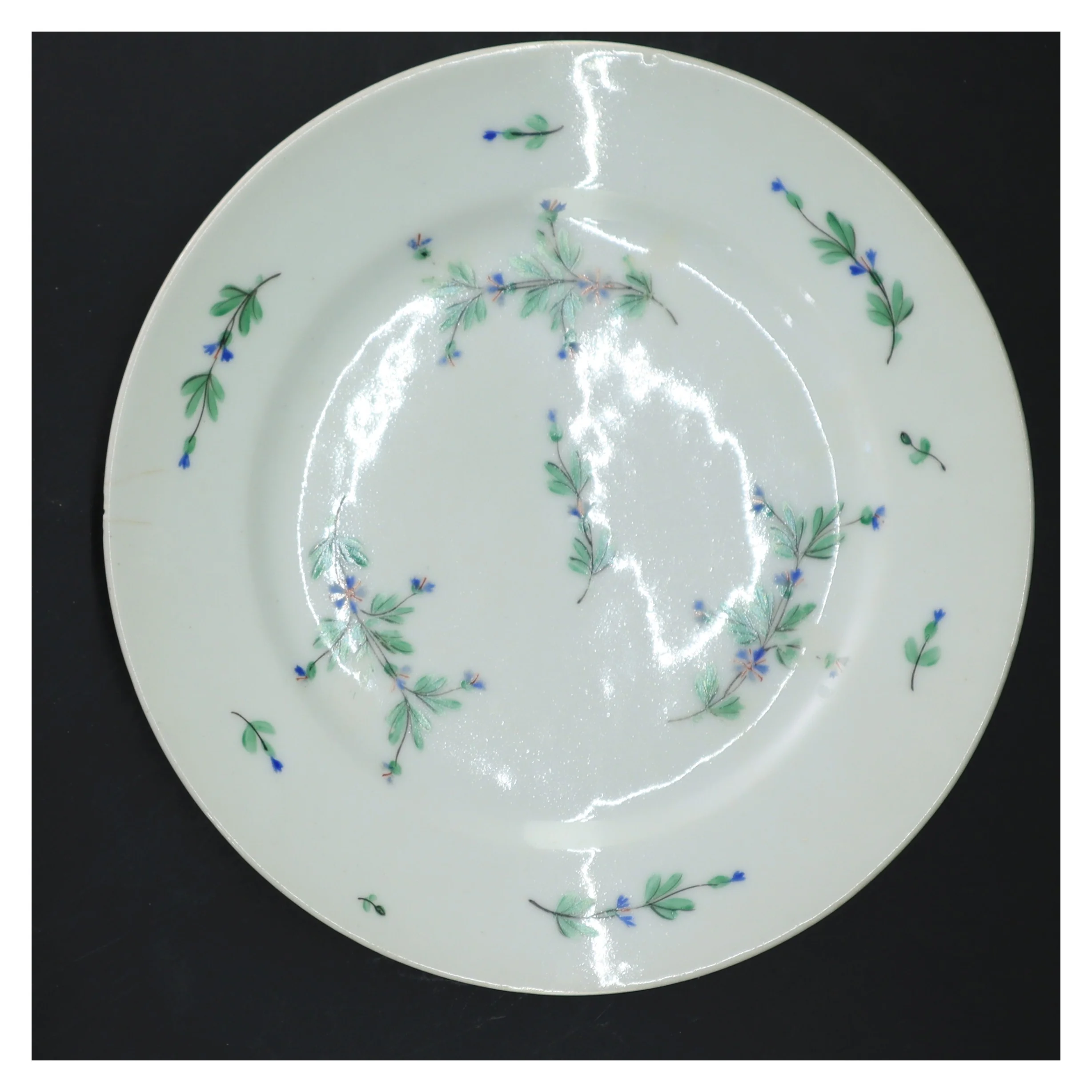 Dekorativ tallerken med blomsterdesign (str. Ø 23 cm)