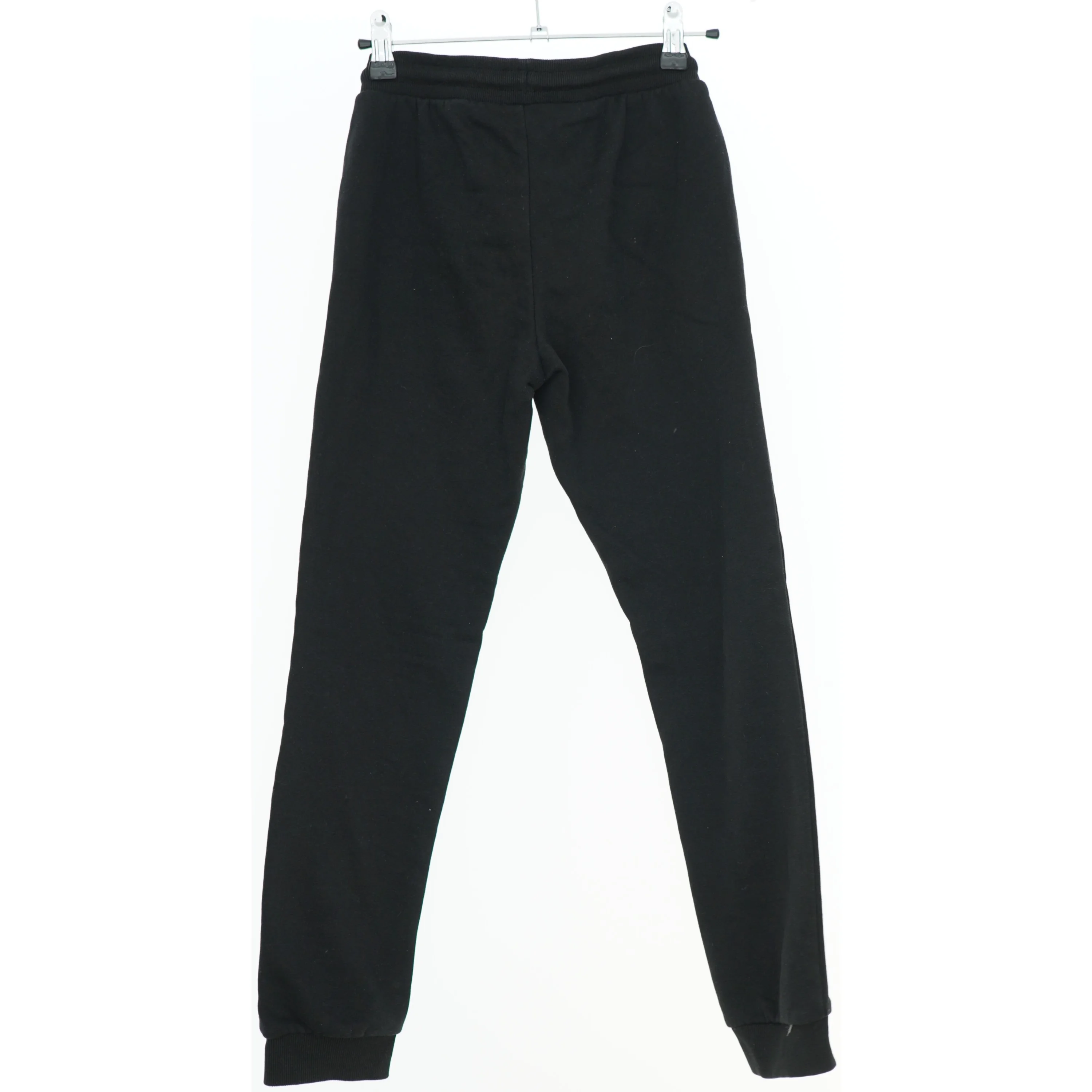 Sort joggingbukser med logo fra Jack & Jones (str. 140)