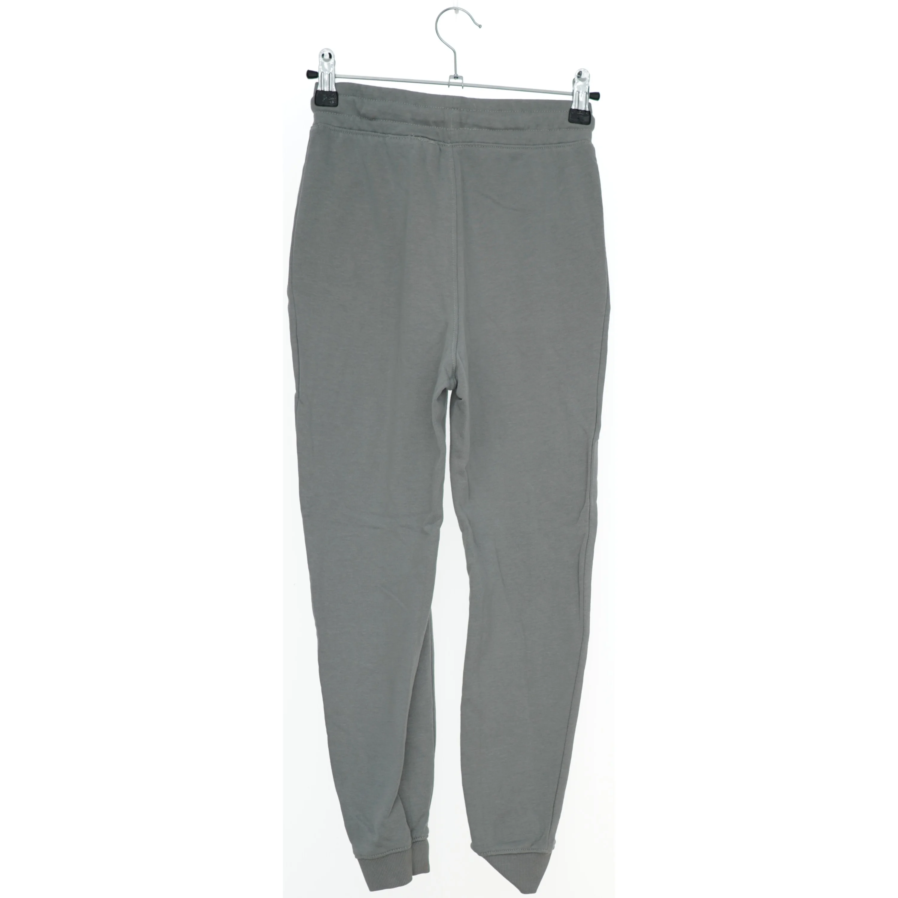 Grå joggingbukser fra H&M (str. 134)