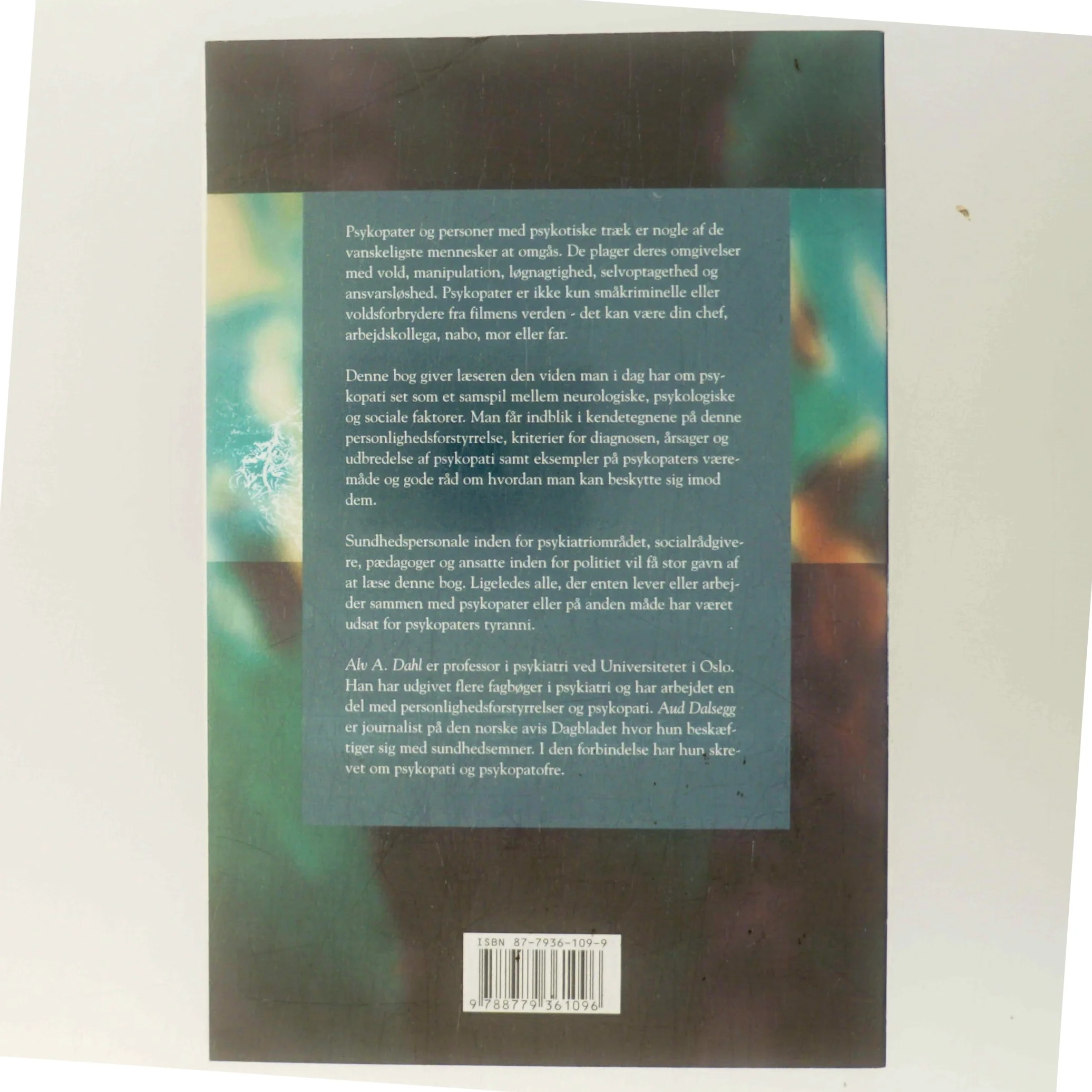 Charmør og tyran : et indblik i psykopaternes og ofrenes verden (Bog)