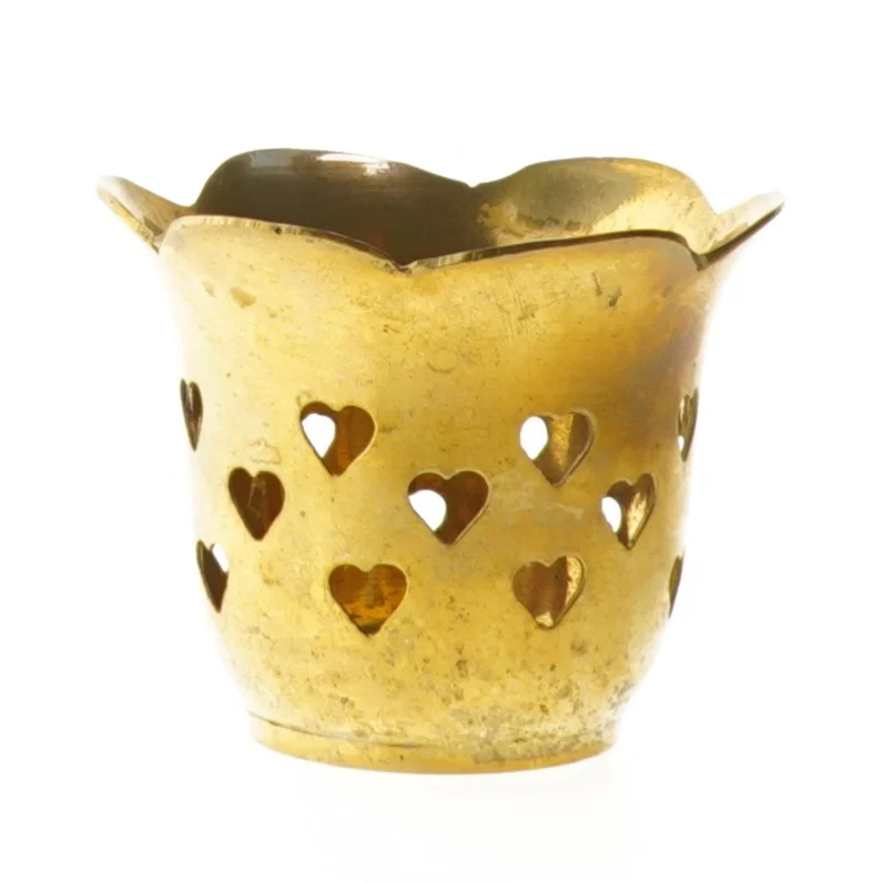 Guldfarvet lysestage med hjerteudskæringer (str. Ø 8,5x7 cm)
