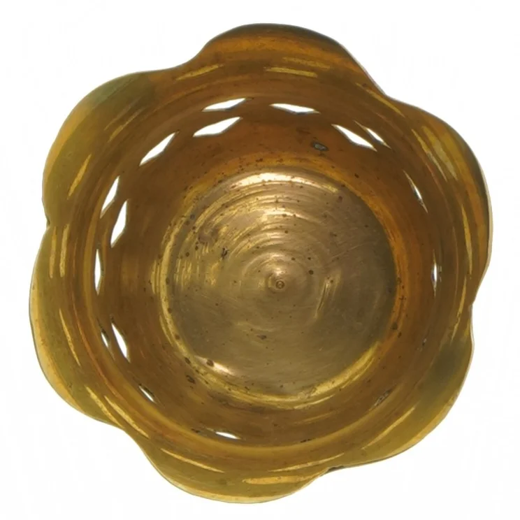 Guldfarvet lysestage med hjerteudskæringer (str. Ø 8,5x7 cm)