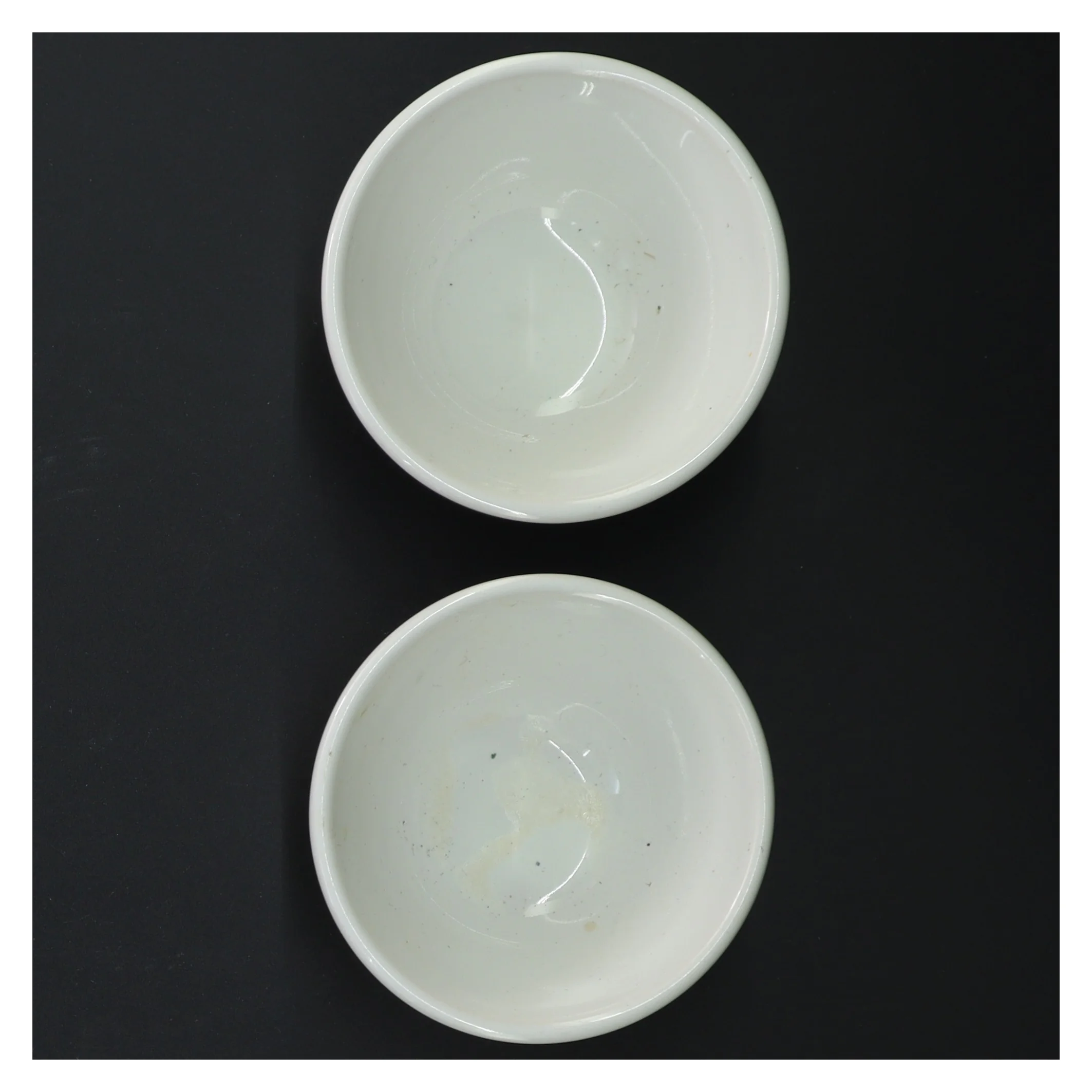 To små hvide skåle (str. Ø. 9,5 cm. 2 styk)
