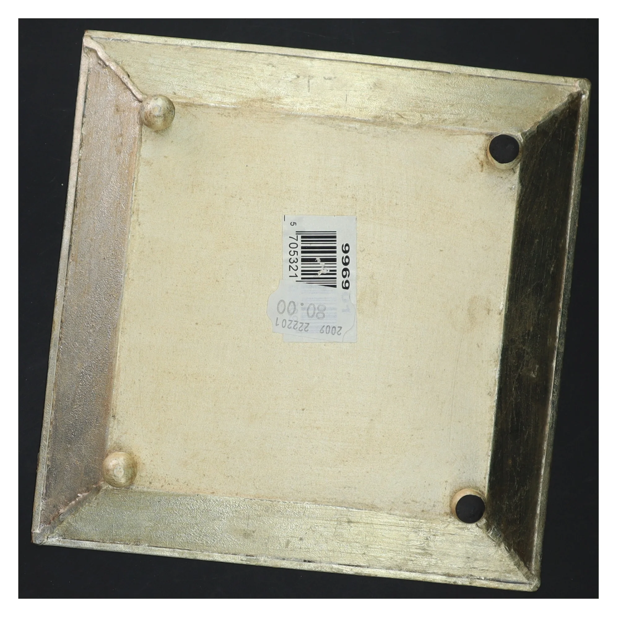 Lille ornamenteret bakke med fødder (str. 19x19x3 cm)