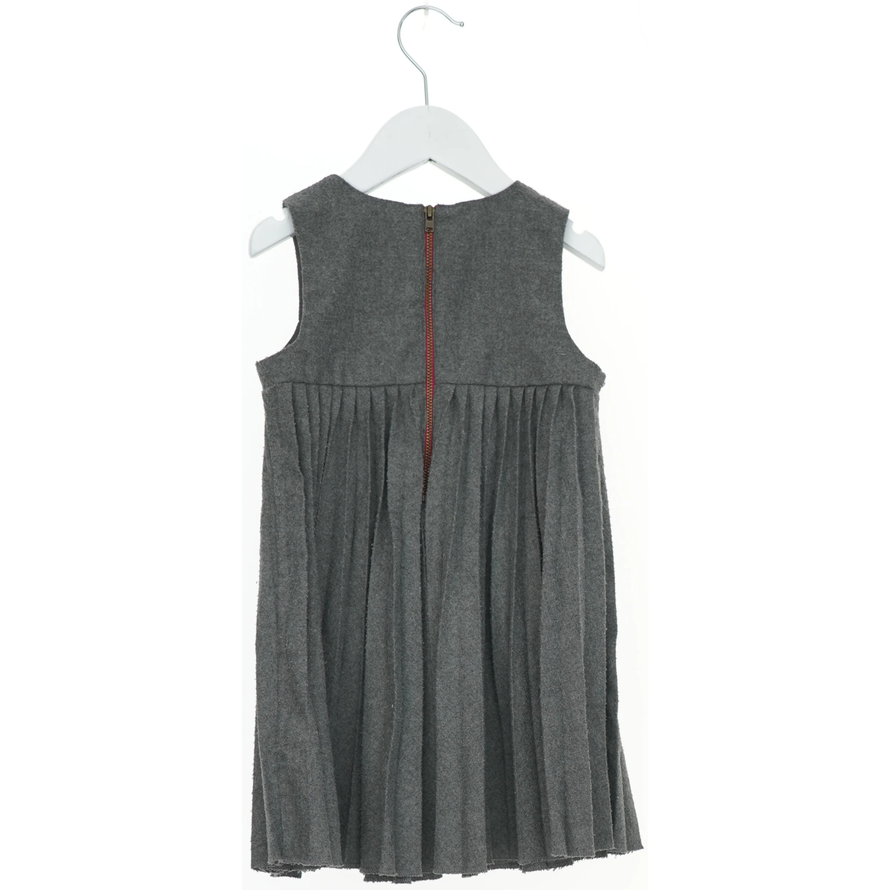 Grå børnekjole med broche (str. 98)