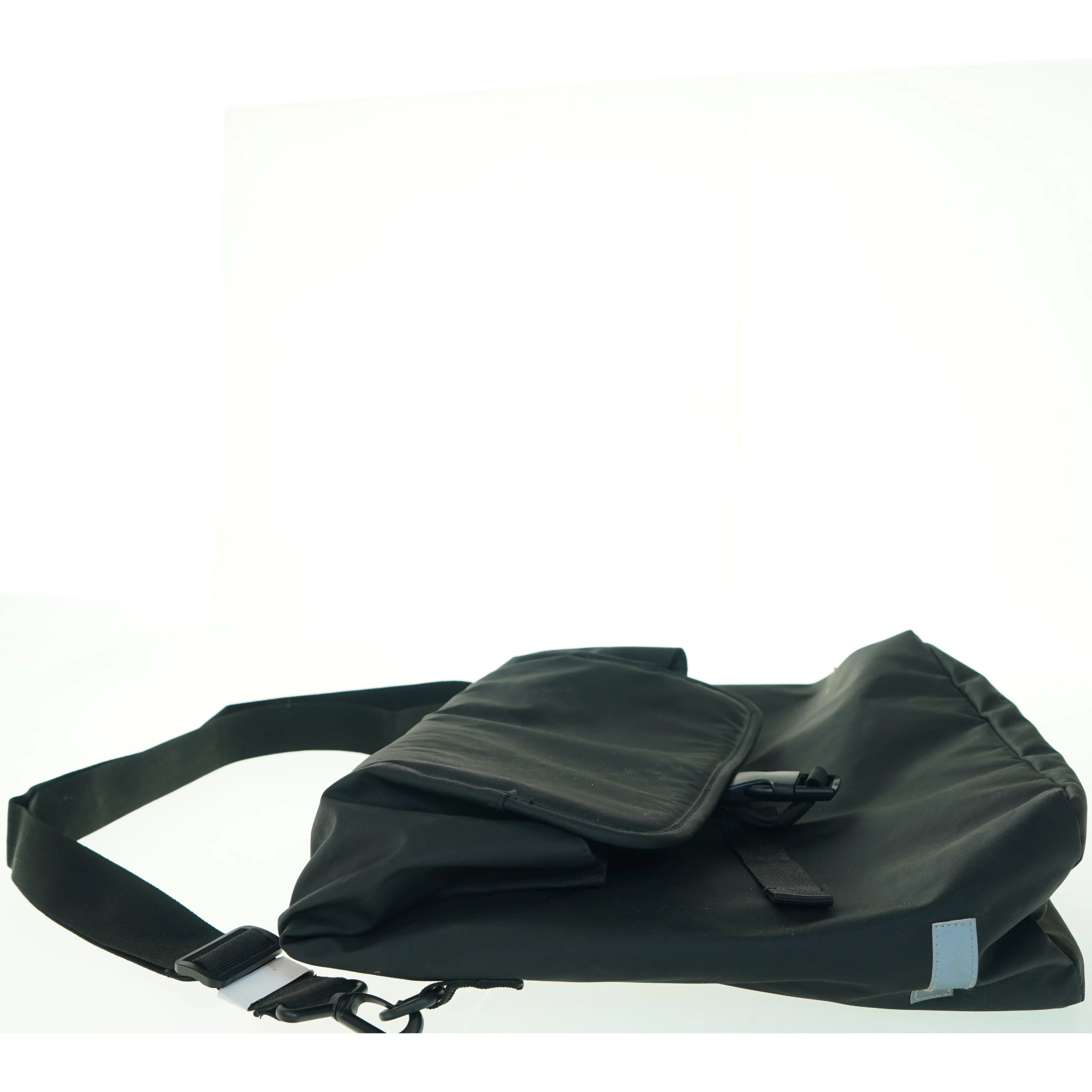 Skuldertaske i sort (str. 36 x 42 cm)