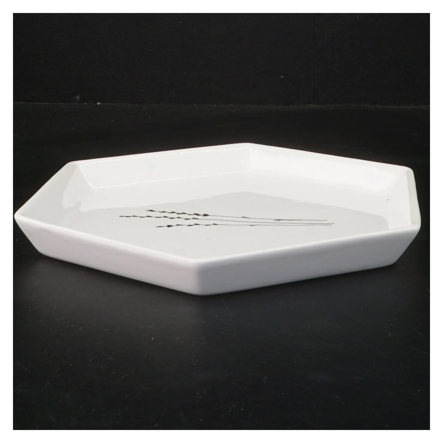 Sekskantet serveringsfad fra Søstrene Grene (str. 23 cm)