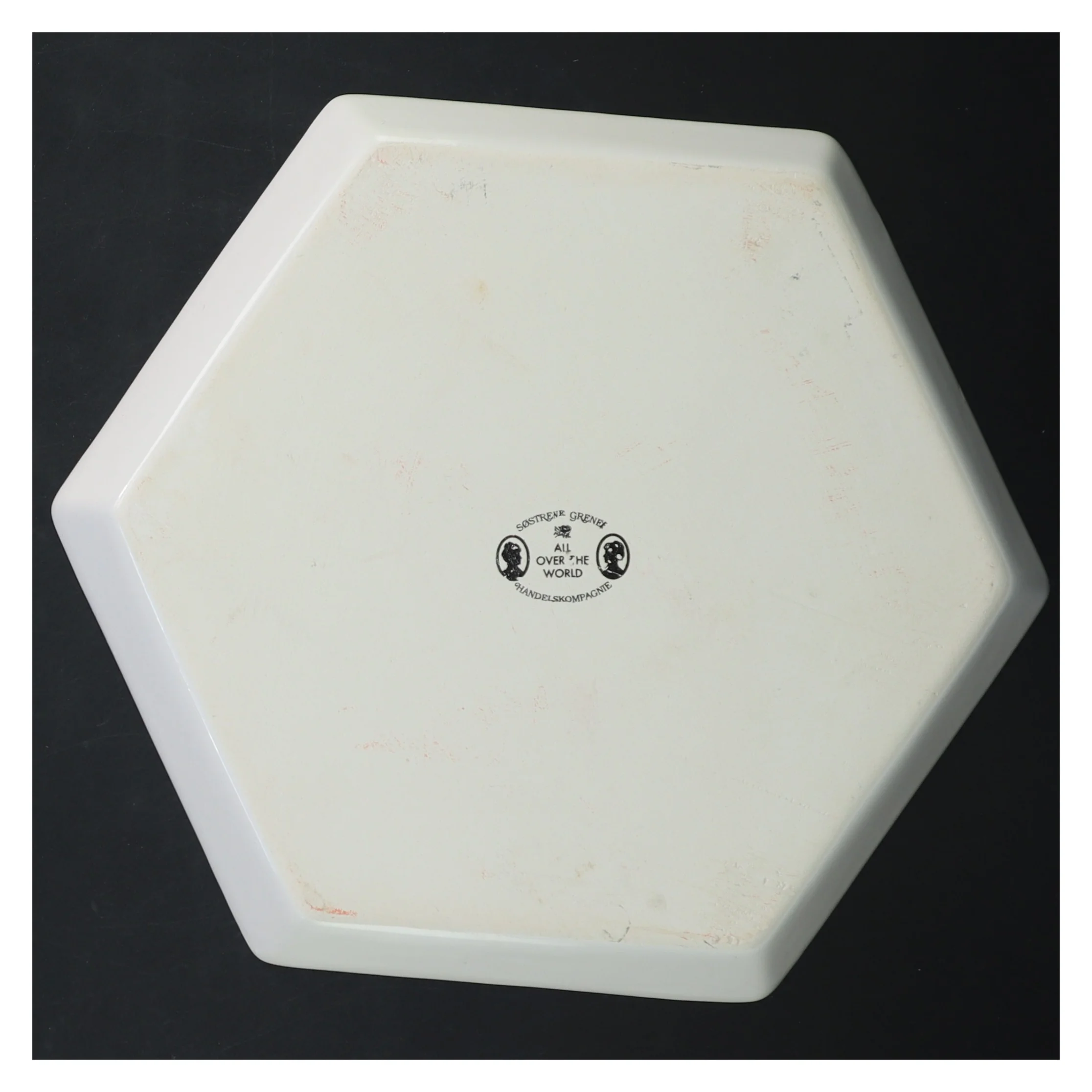 Sekskantet serveringsfad fra Søstrene Grene (str. 23 cm)