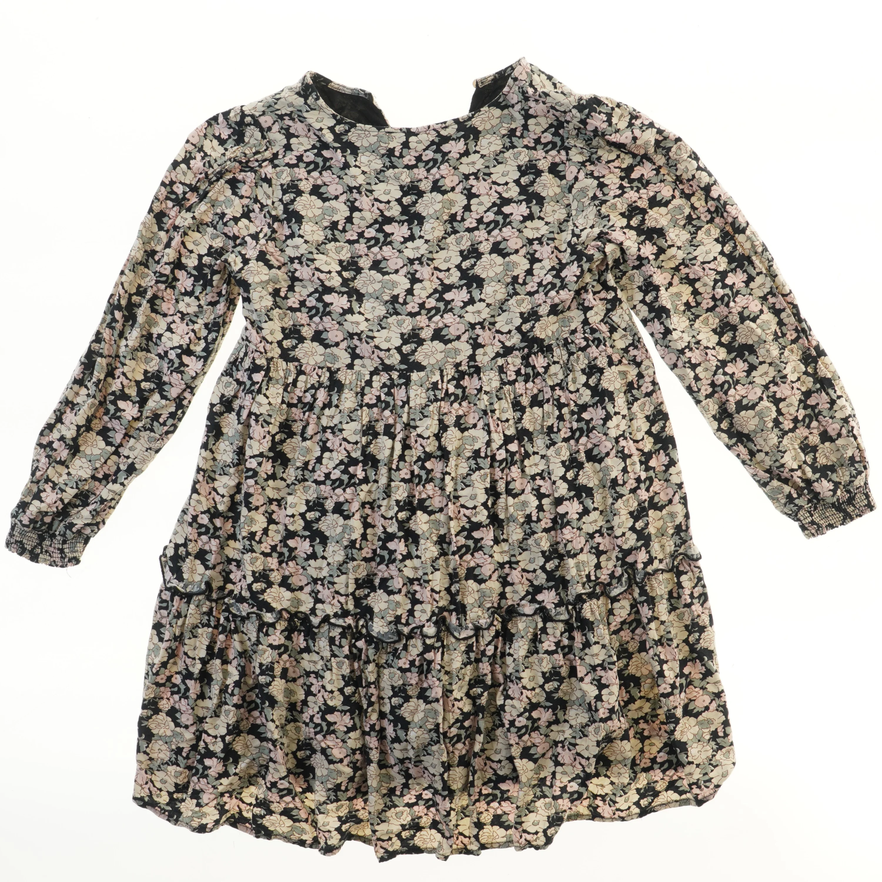 Langærmet blomsterkjole fra Sofie Schnoor (str. 140)