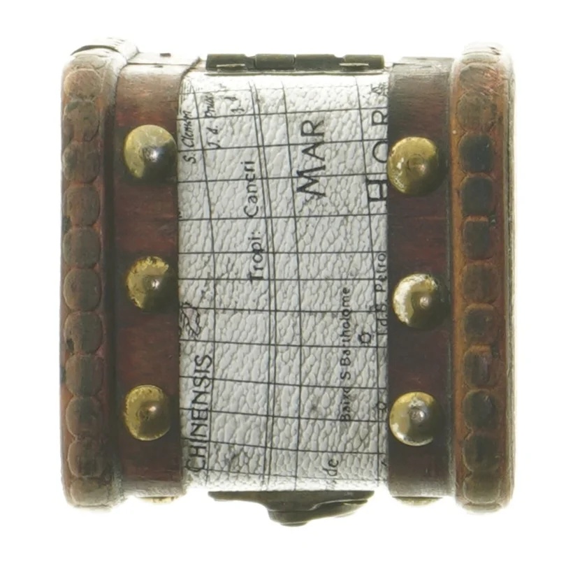 Lille skattekiste (str. 7,5x7,5x6,5 cm)