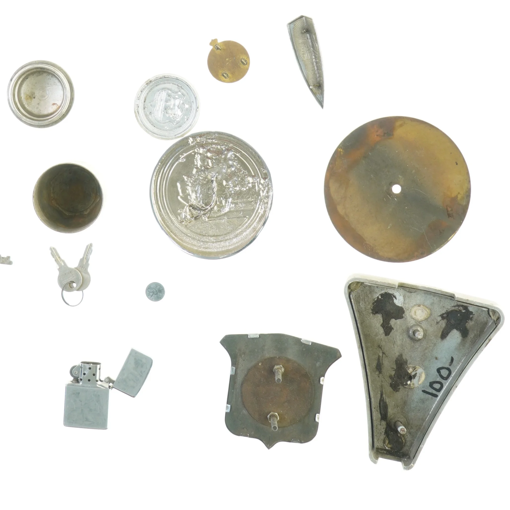 Pengekasse fyldt med gamle bilmærker (str. 25 x 17 cm)