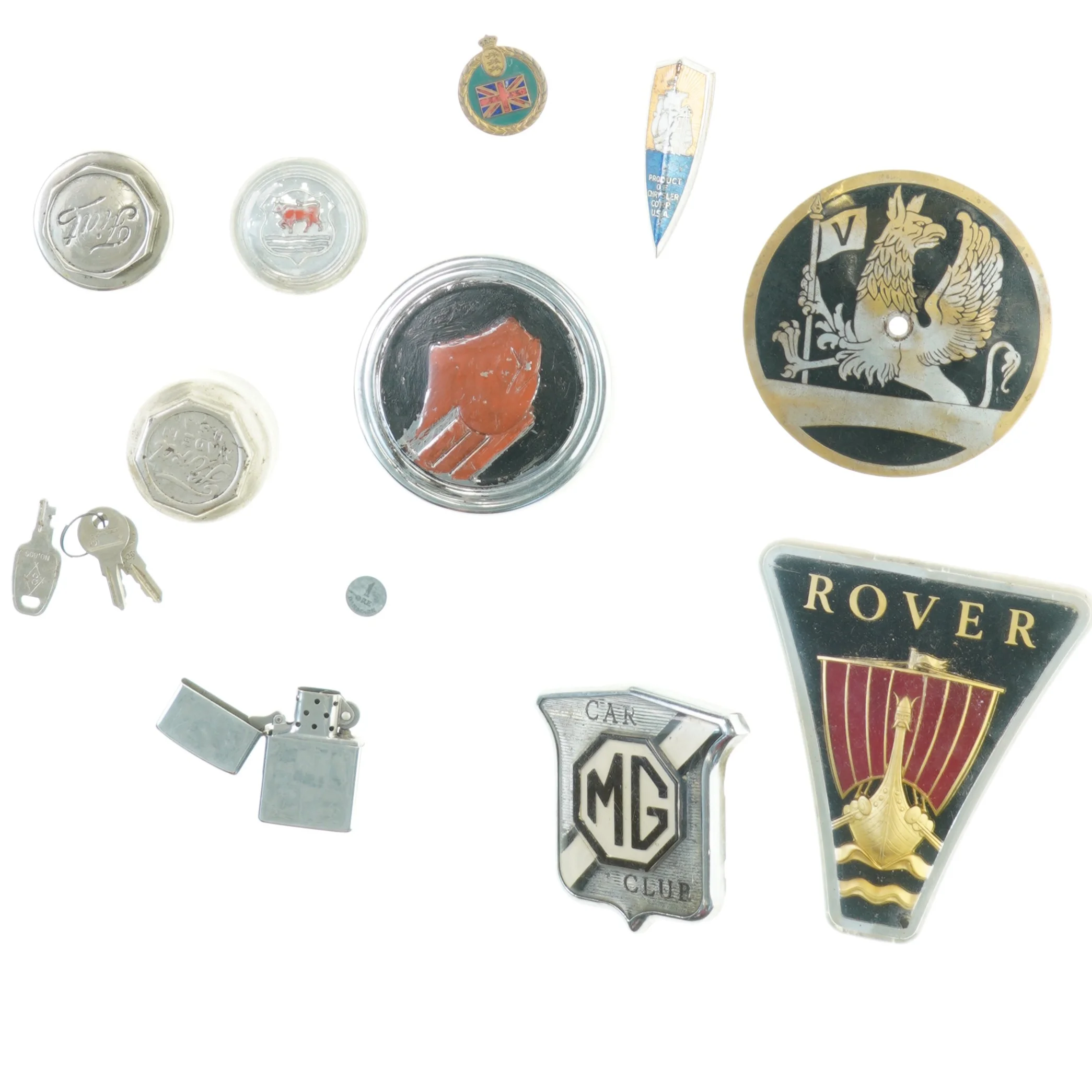 Pengekasse fyldt med gamle bilmærker (str. 25 x 17 cm)