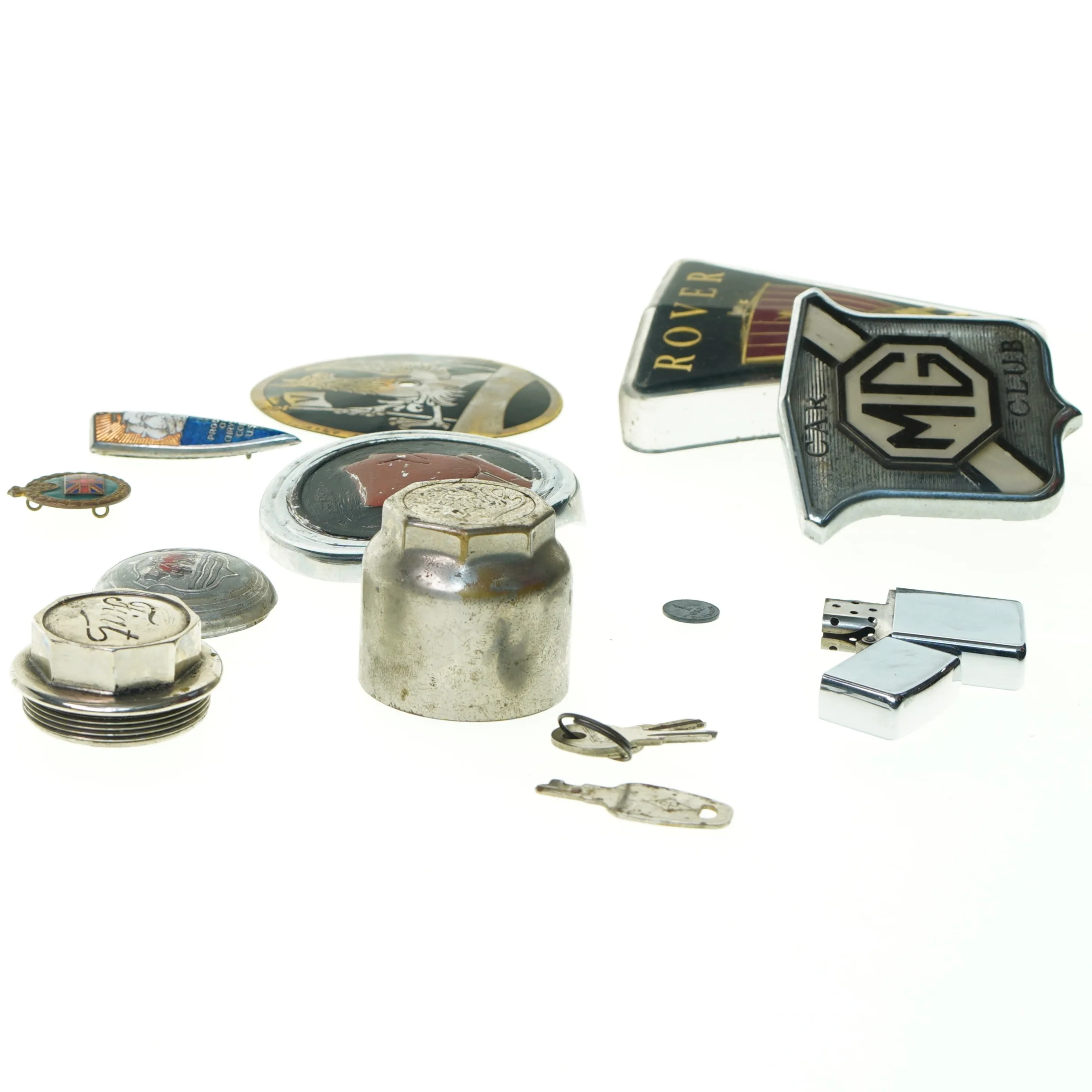 Pengekasse fyldt med gamle bilmærker (str. 25 x 17 cm)