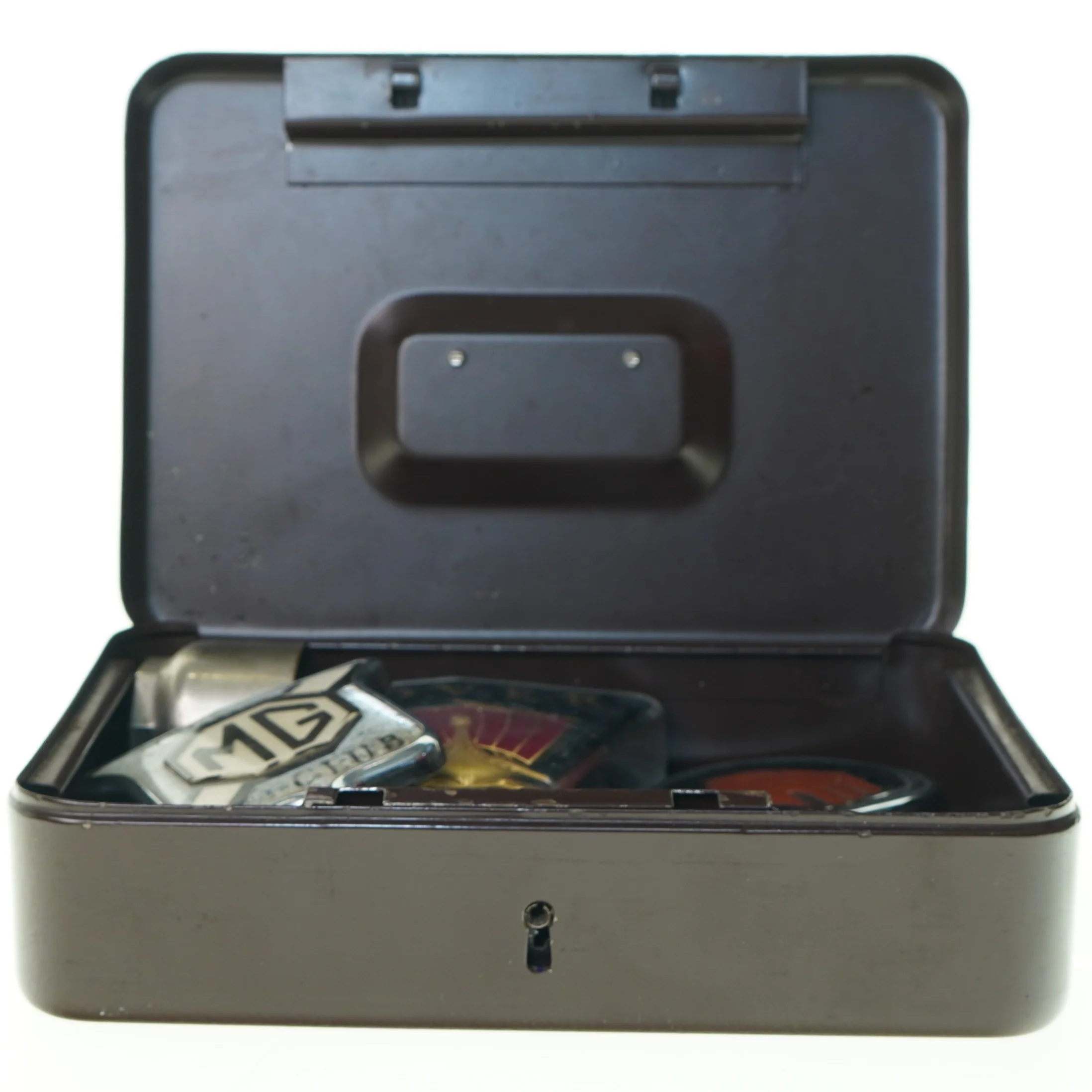 Pengekasse fyldt med gamle bilmærker (str. 25 x 17 cm)