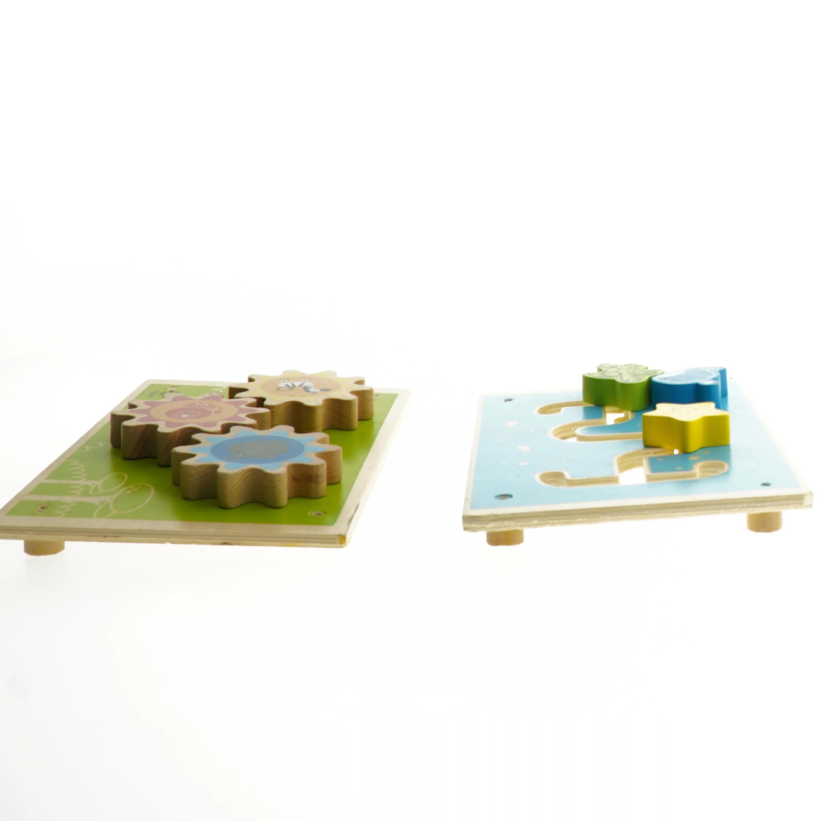 Trælegetøj aktivitetsbræt fra Hape (str. 21x13,5 cm)