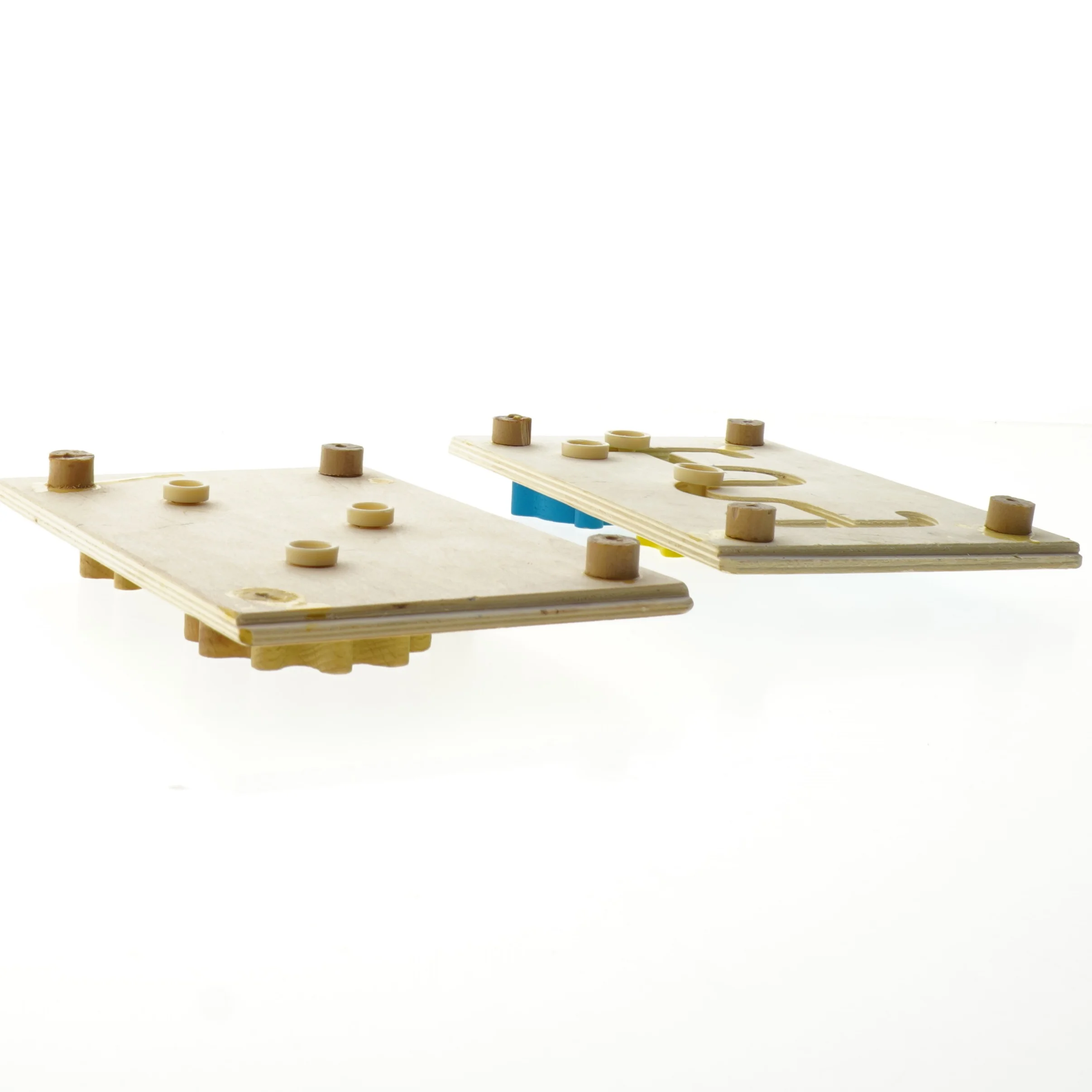 Trælegetøj aktivitetsbræt fra Hape (str. 21x13,5 cm)