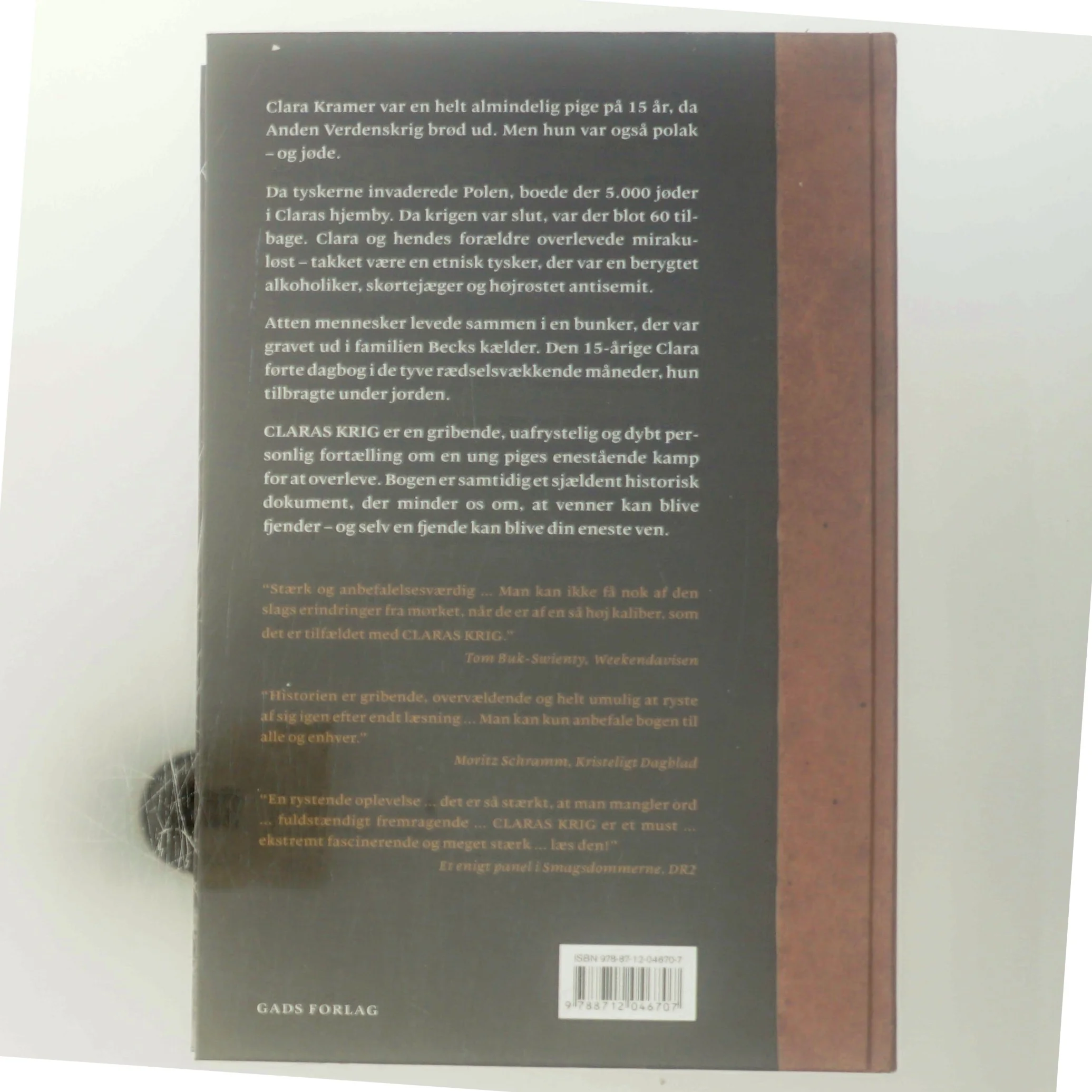 Claras krig : en piges dramatiske kamp for at overleve af Clara Kramer (Bog)