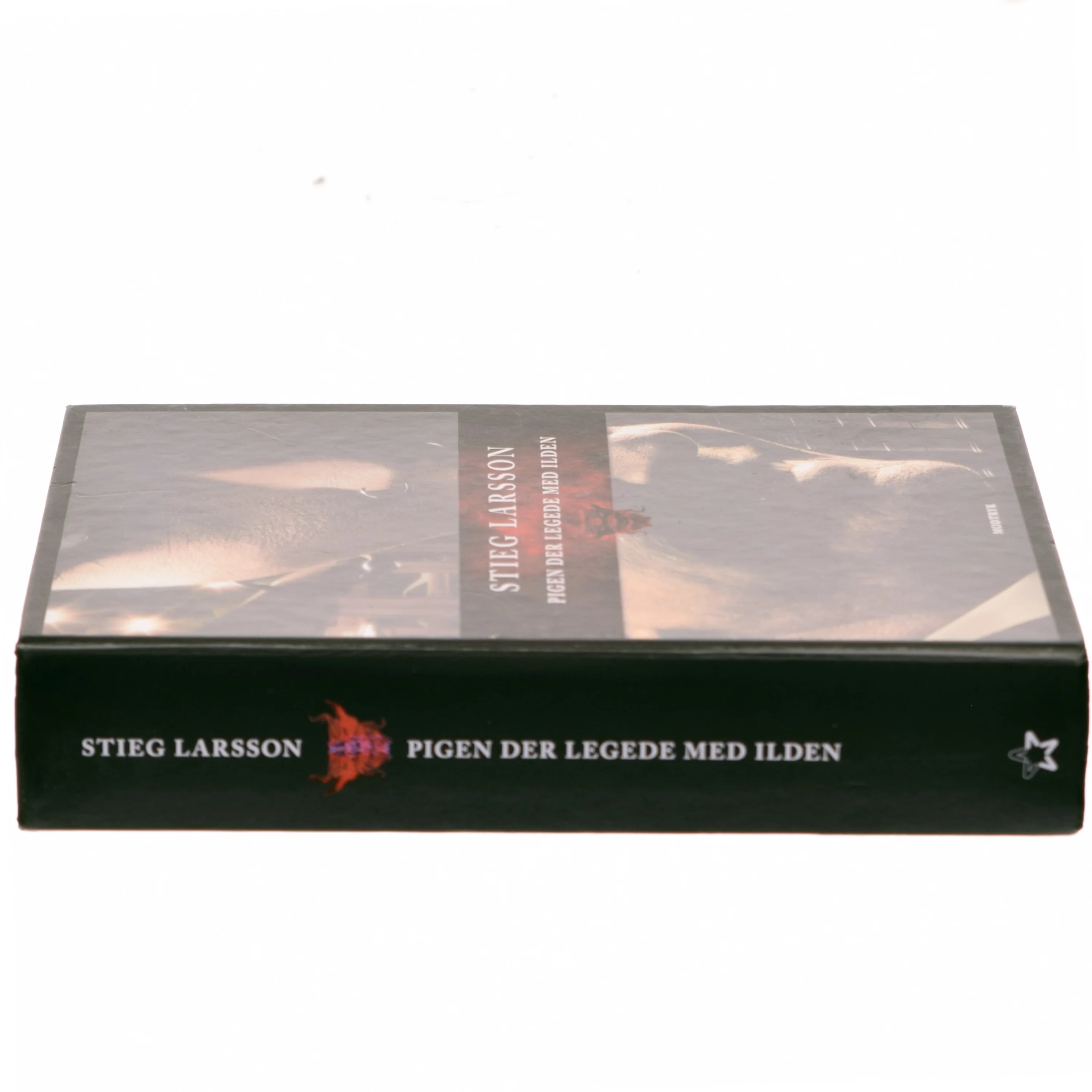 Pigen der legede med ilden. 2 af Stieg Larsson (Bog)