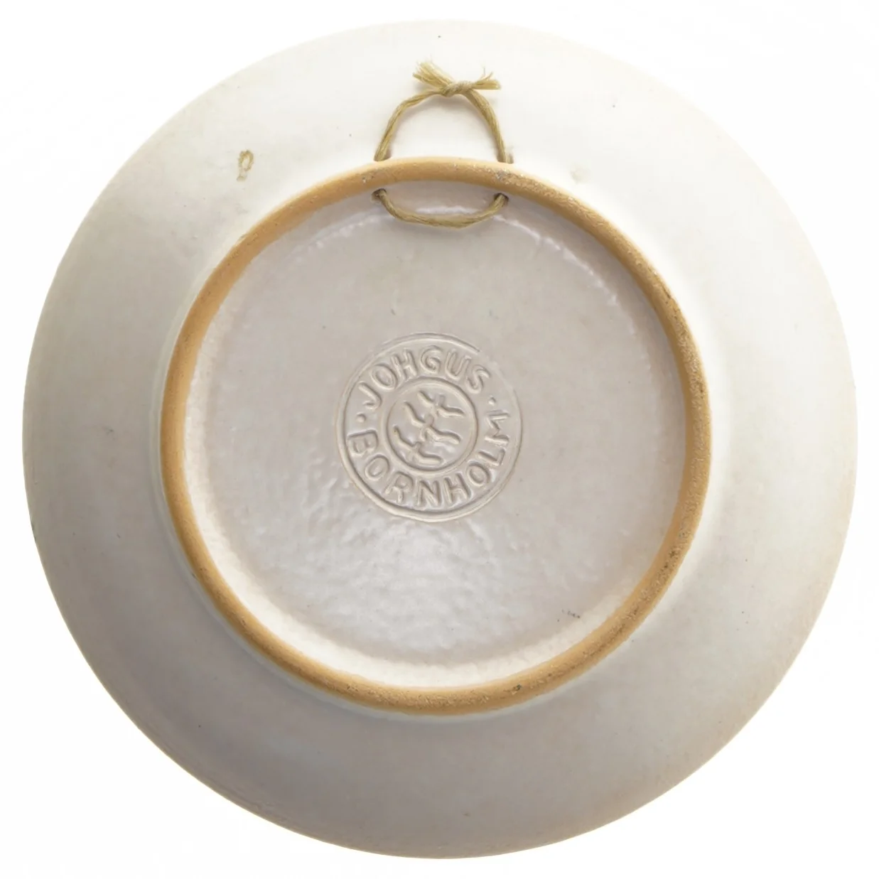 Dekorativ keramiktallerken fra Bornholm fra Johgus (str. Ø 15,5 cm)