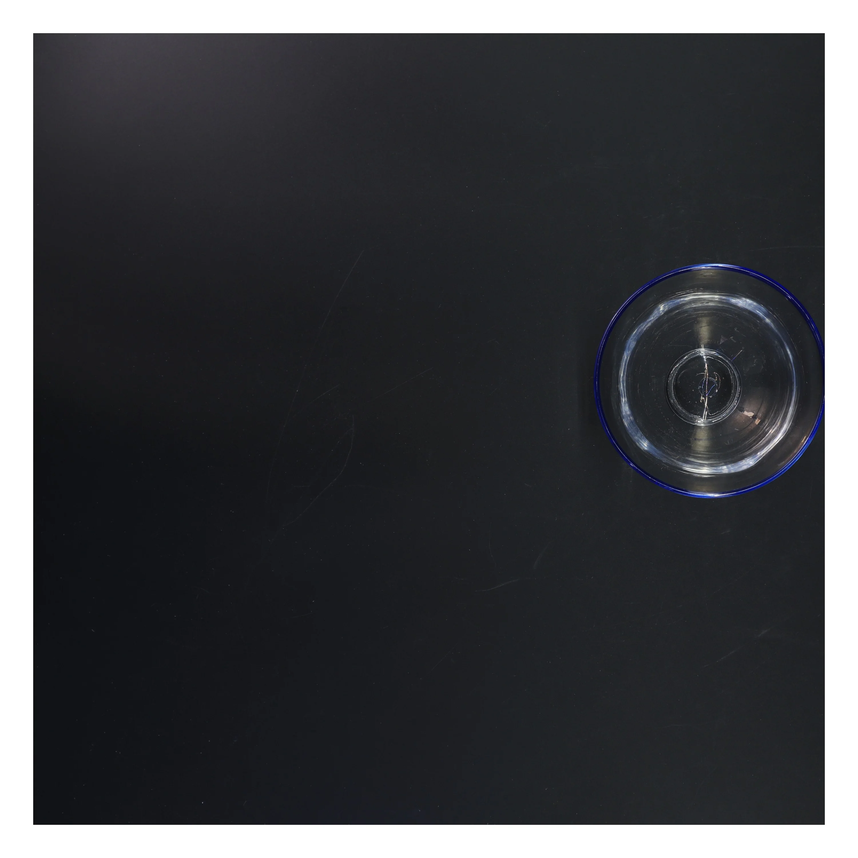 Glaskande og skål med blå kant (str. 14 og 8 cm)