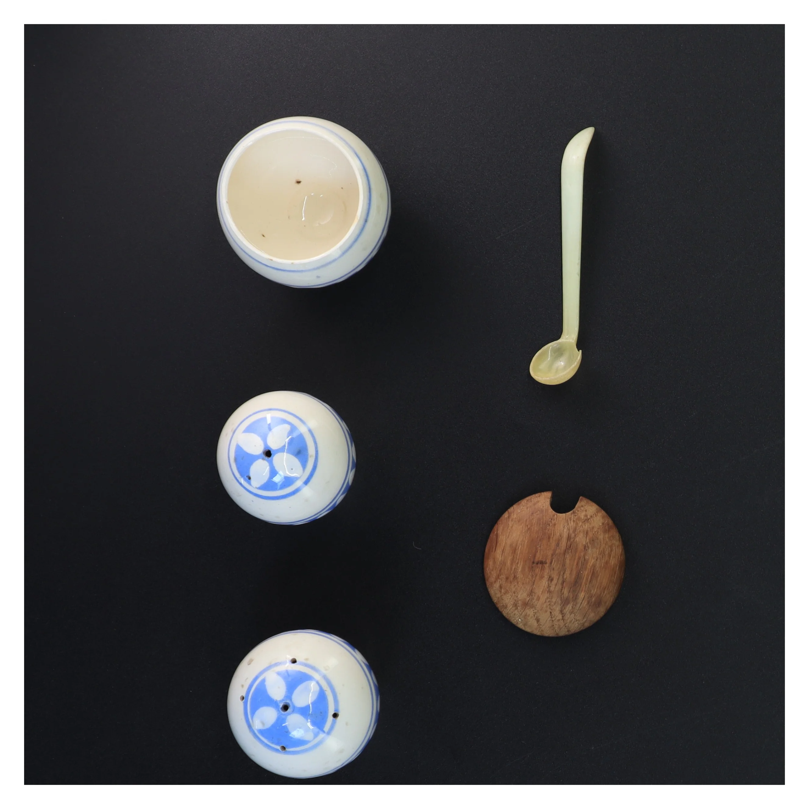 Krydderikrukker med ske og trælåg (str. H 5,5 cm)