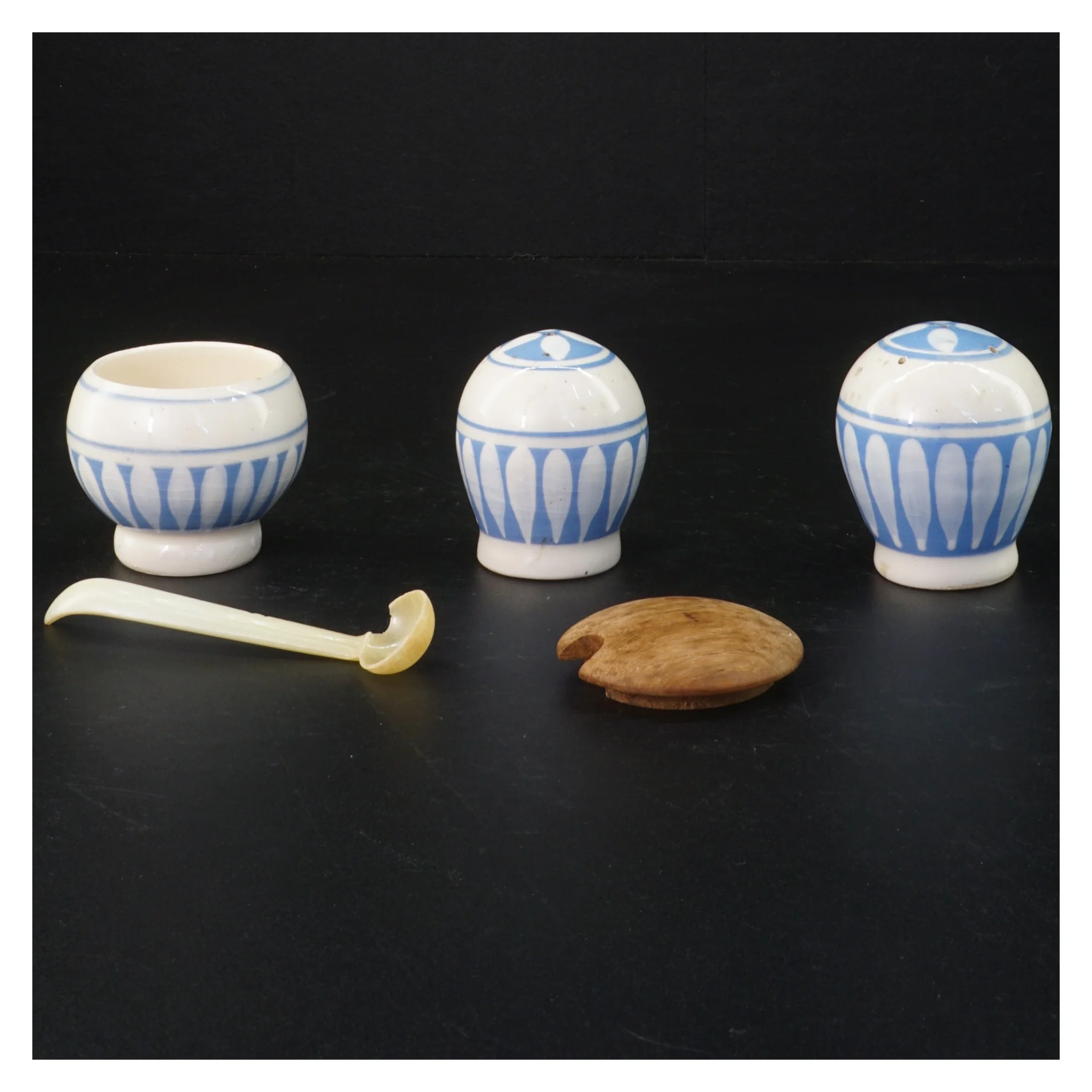 Krydderikrukker med ske og trælåg (str. H 5,5 cm)