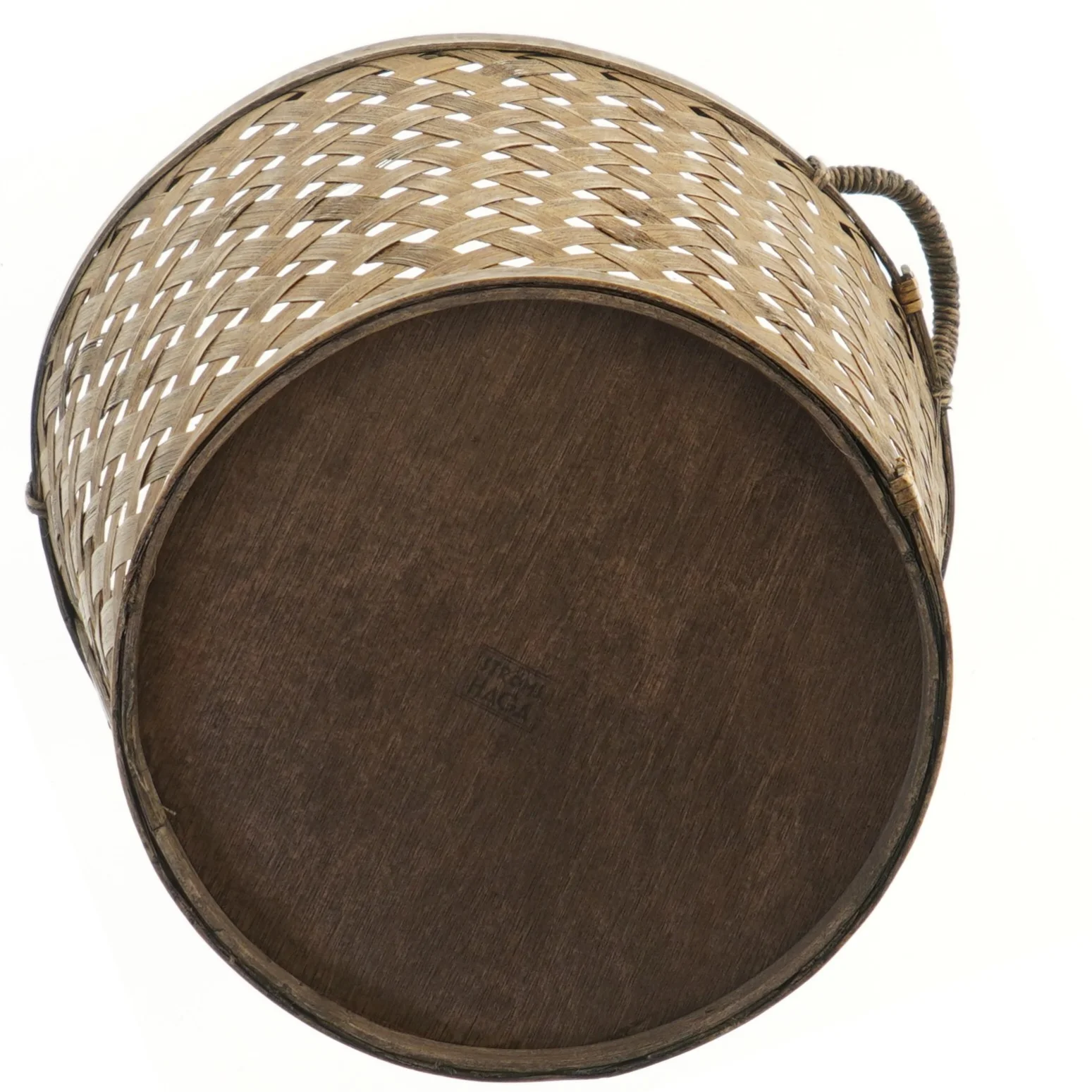 Flettet kurv med håndtag (str. Ø 26,5 cm længde 23 cm)