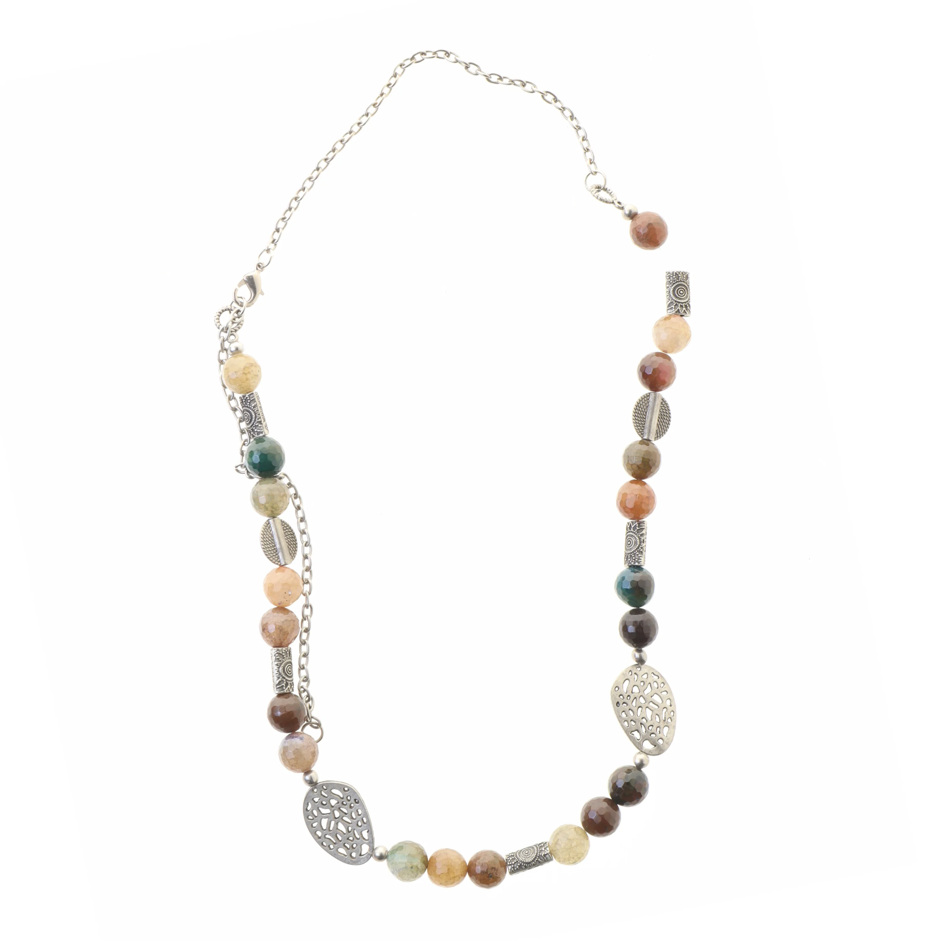 Lang halskæde med farvede perler (str. 75 cm)