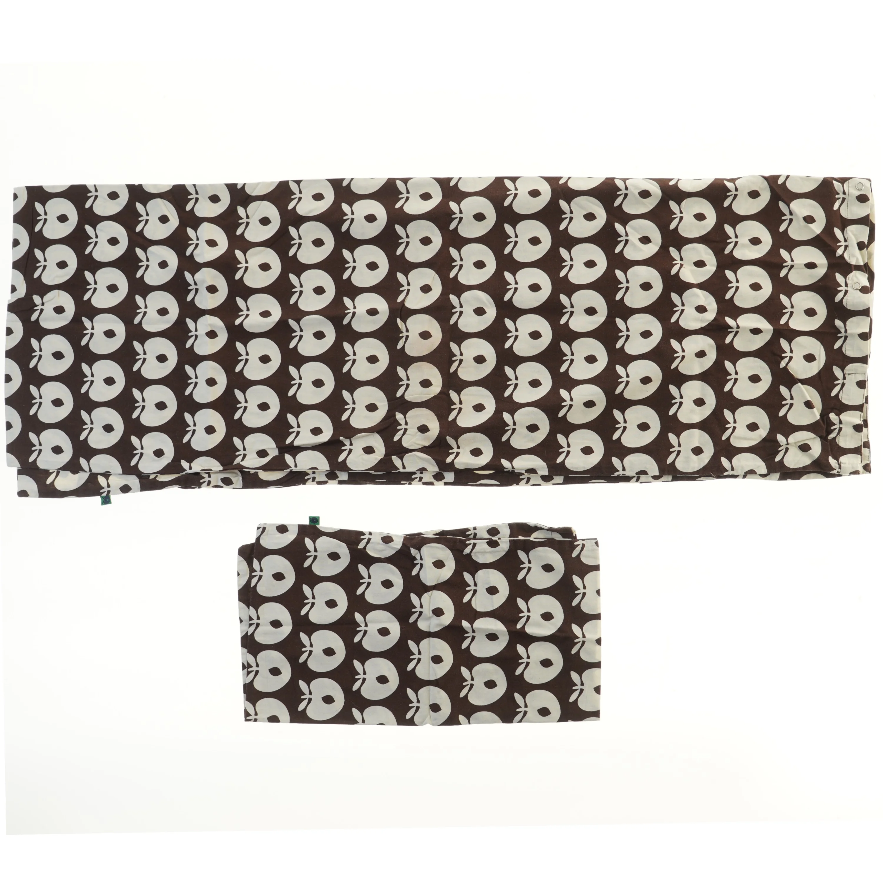 Sengetøj med æblemønster fra Småfolk (str. 40x45 og 70x100 cm)