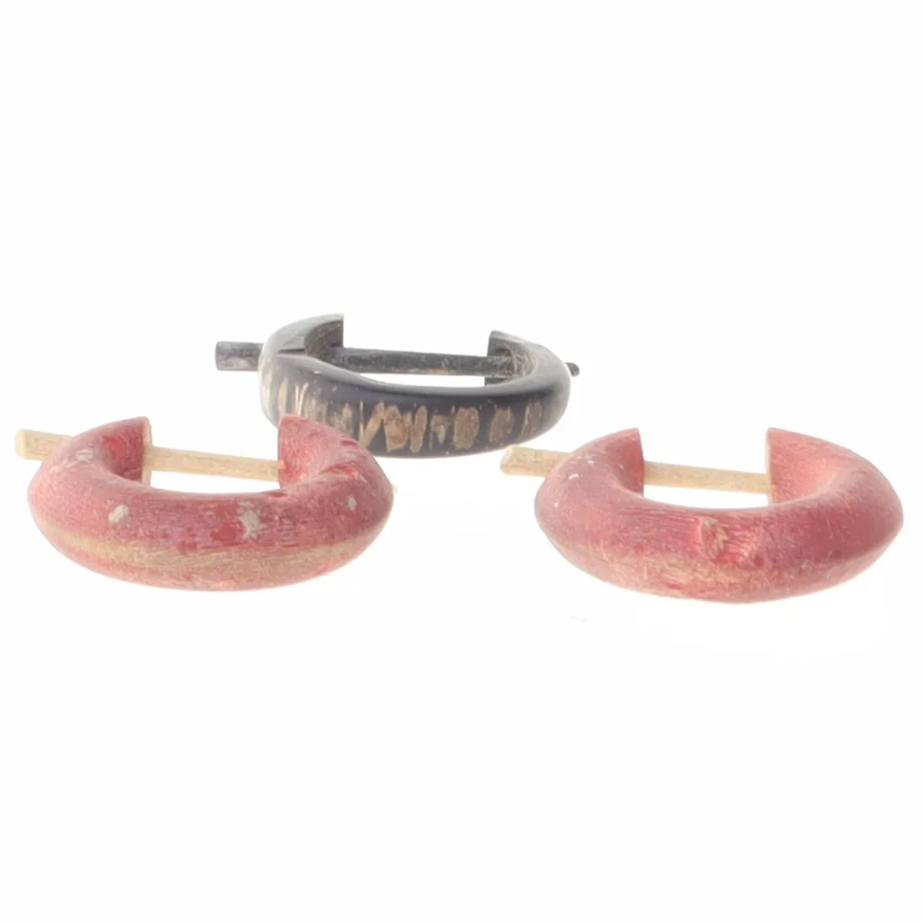 Små øreringe i plastik (str. Ø 1,5 cm)