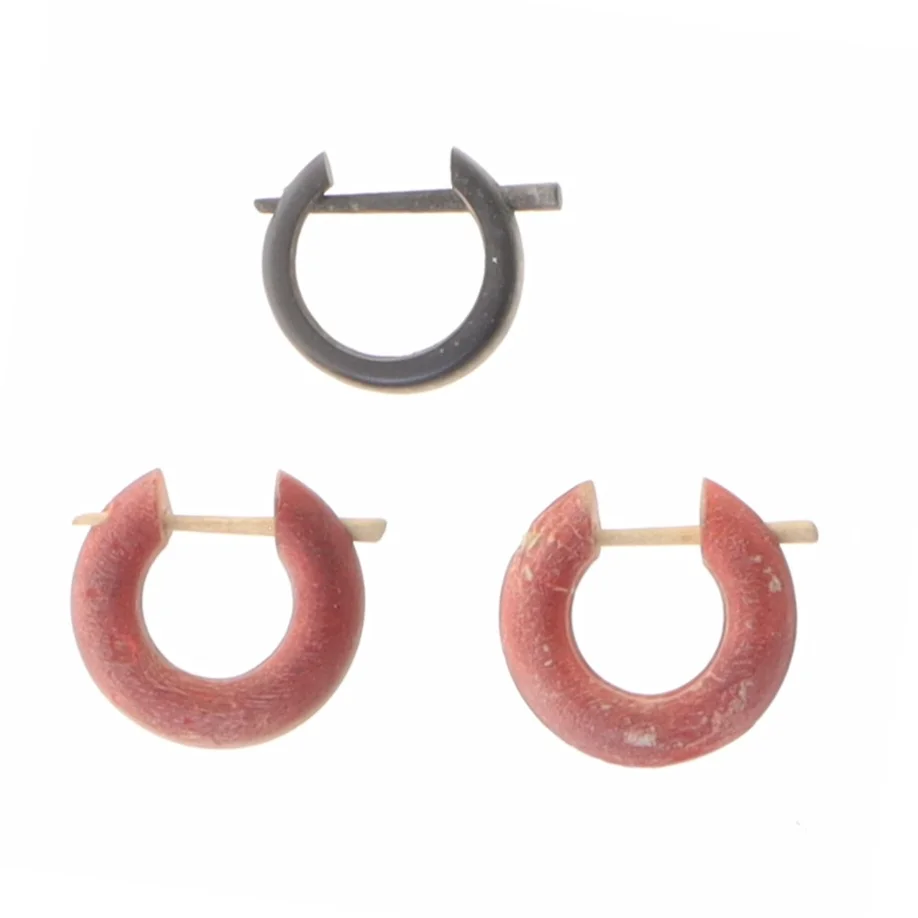 Små øreringe i plastik (str. Ø 1,5 cm)