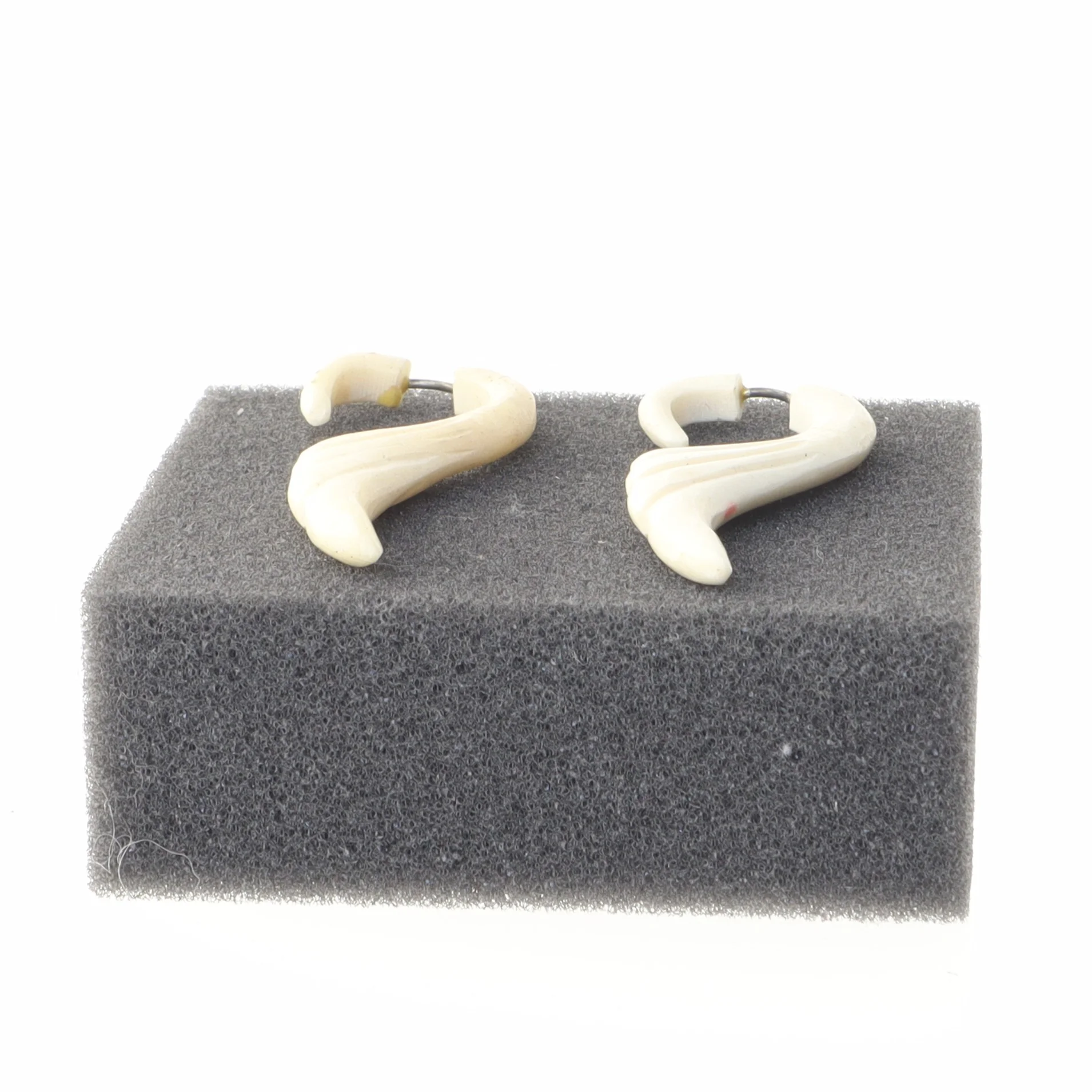 Øreringe i hvid plastik (str. 5,5 cm)