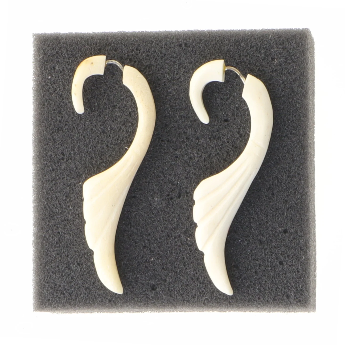 Øreringe i hvid plastik (str. 5,5 cm)