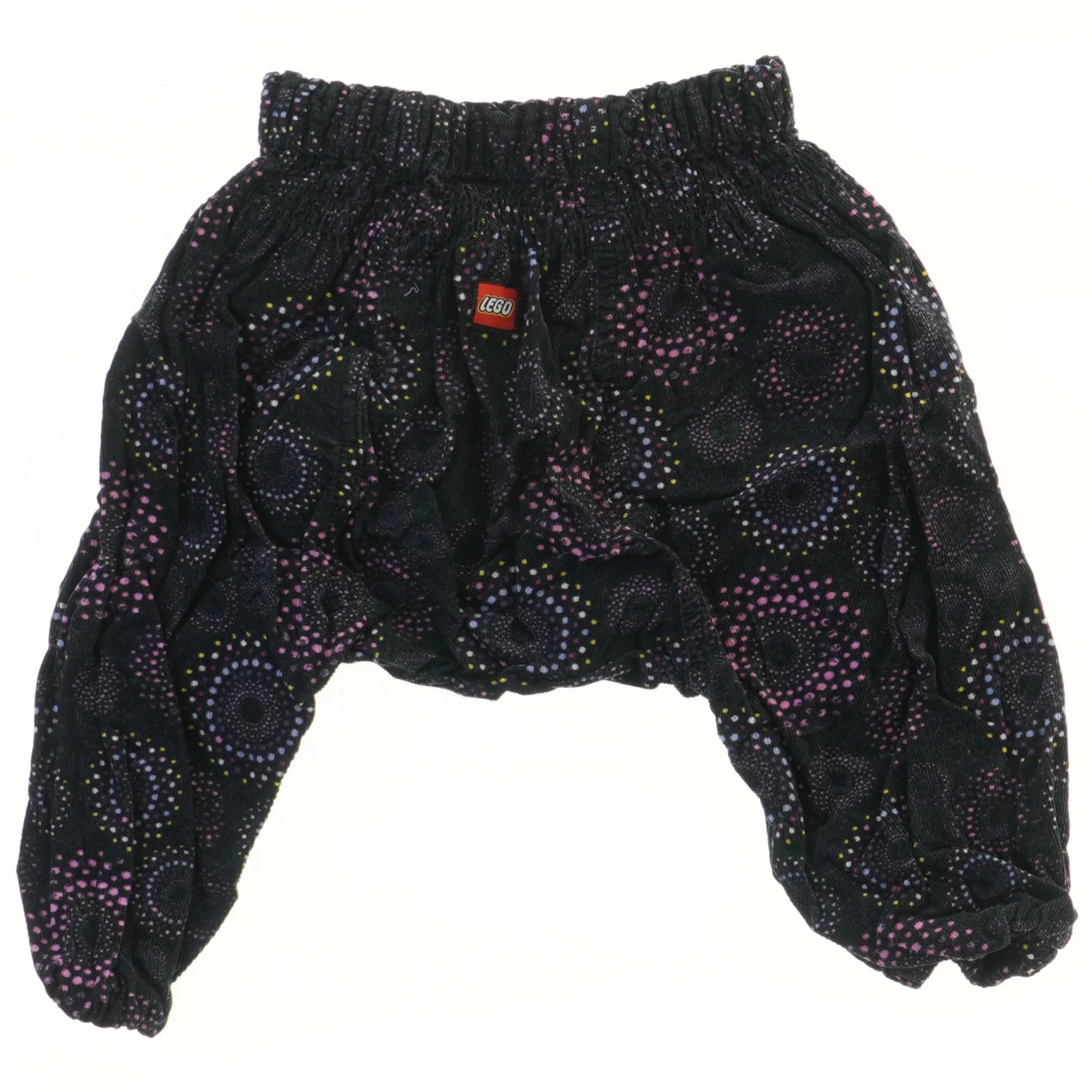 Bukser med farverige mønstre fra Lego (str. 74)