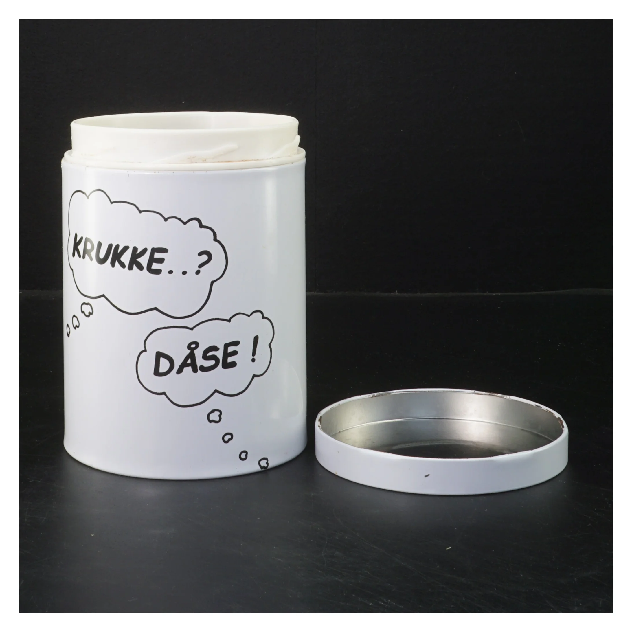 Hvid metal dåse med tekst (str. Ø 11 cm længde 15 cm) fra Irma