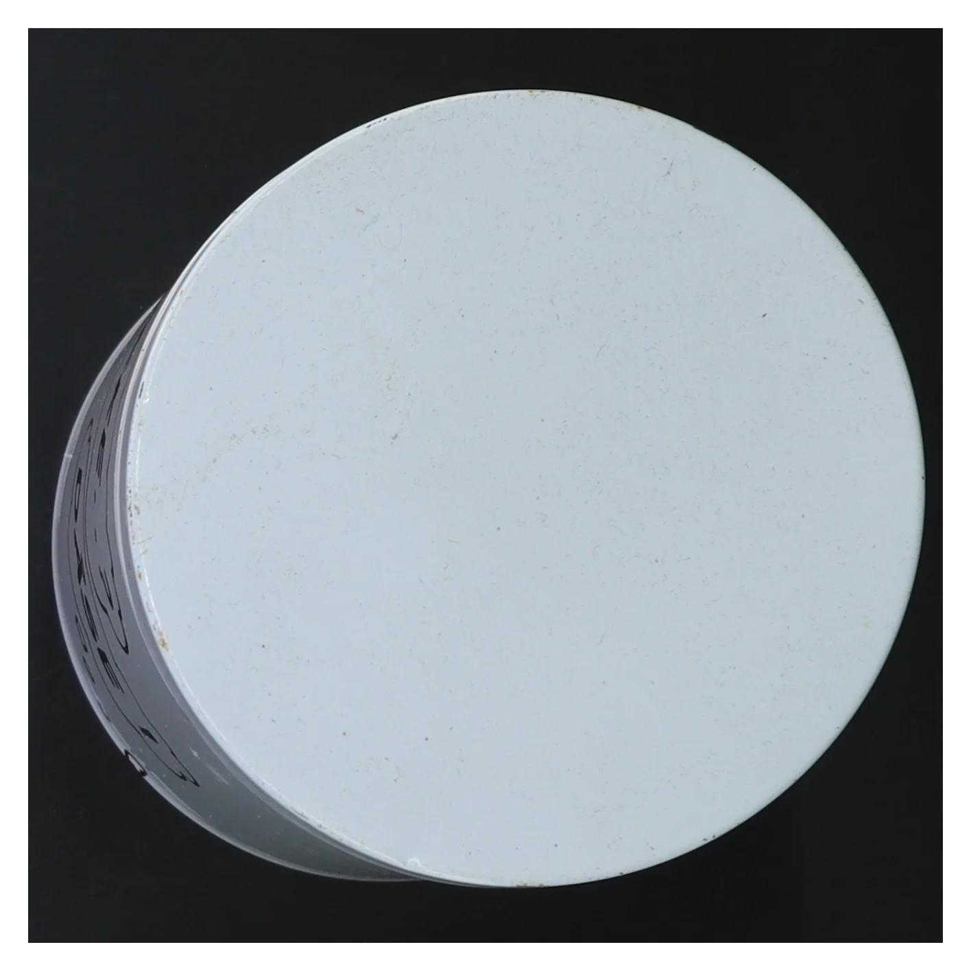 Hvid metal dåse med tekst (str. Ø 11 cm længde 15 cm) fra Irma