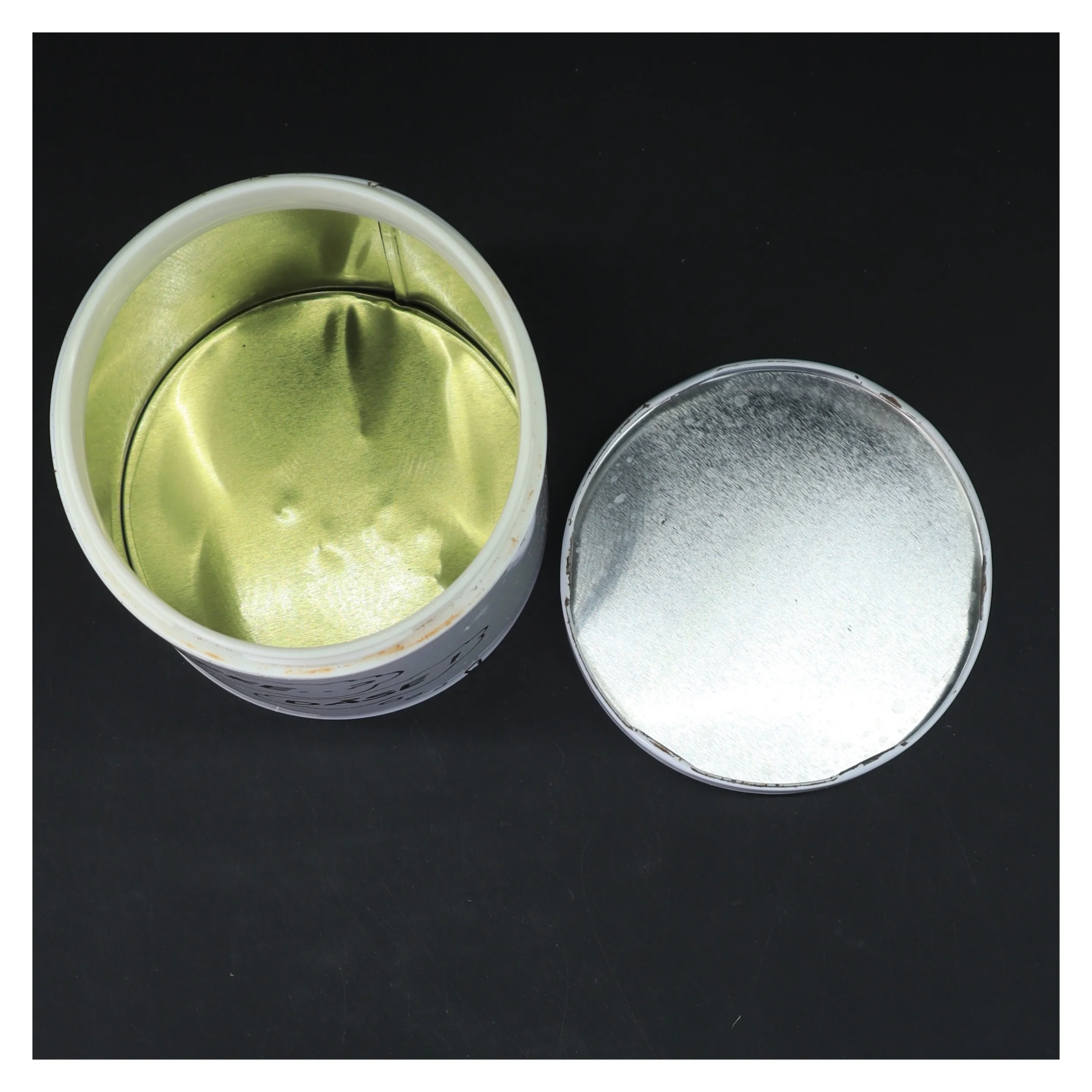 Hvid metal dåse med tekst (str. Ø 11 cm længde 15 cm) fra Irma