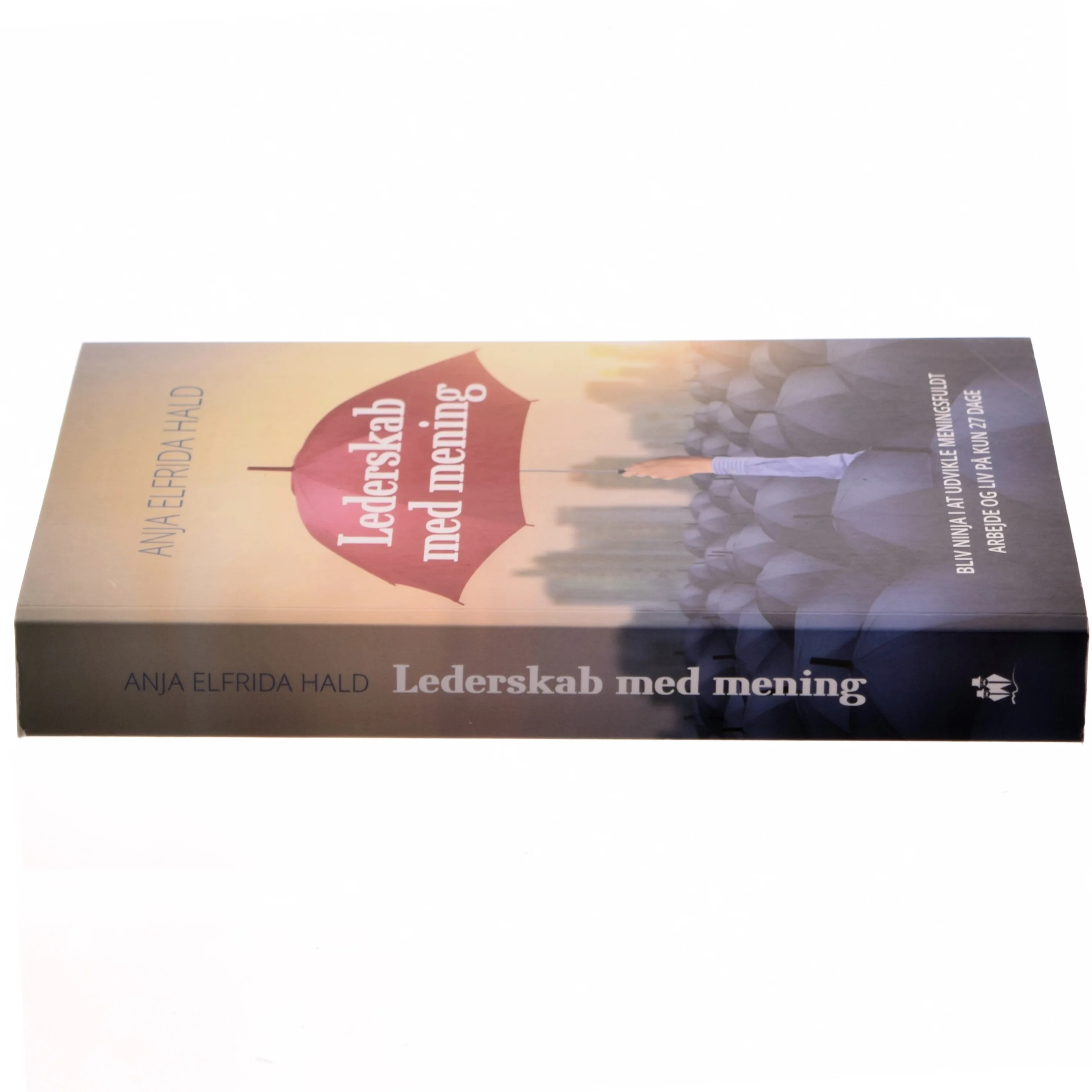 Lederskab med mening : bliv ninja i at udvikle meningsfuldt arbejde og et meningsfuldt liv på kun 27 dage : fagbog af Anja Elfrida Hald (f. 1974) (Bog)