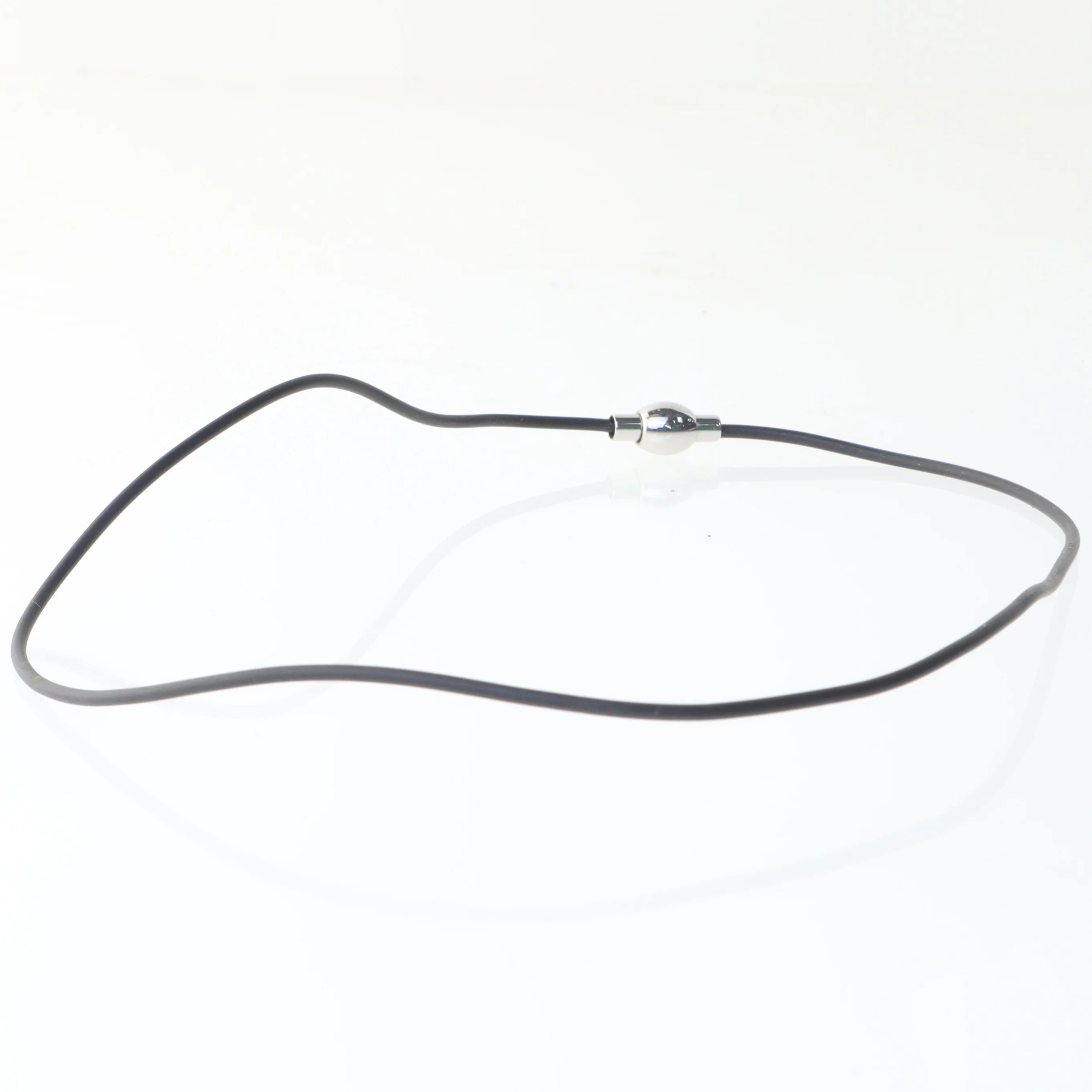 Sort halskæde med magnetlukning (str. 45 cm)