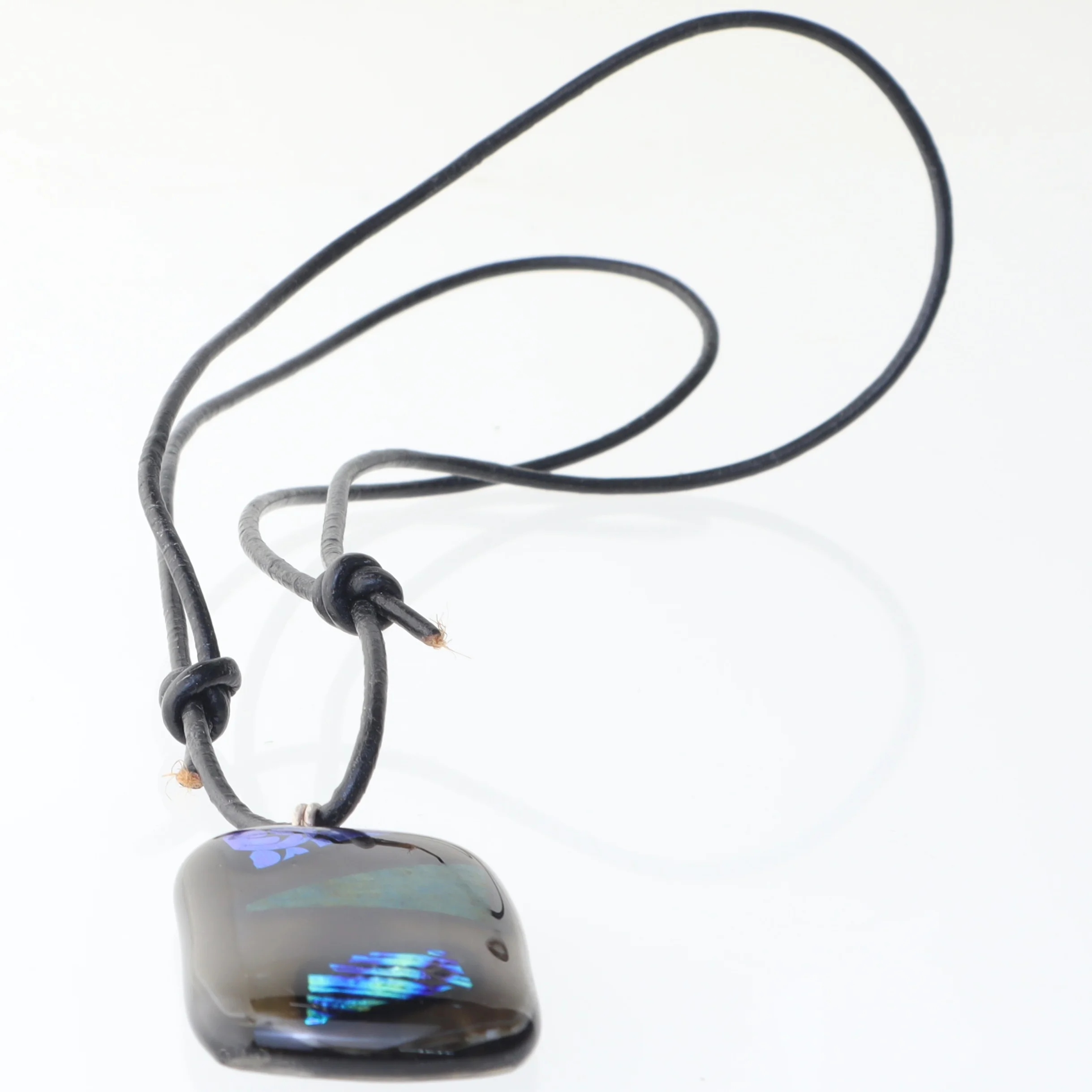 Halskæde med moderne vedhæng (str. 50 cm)