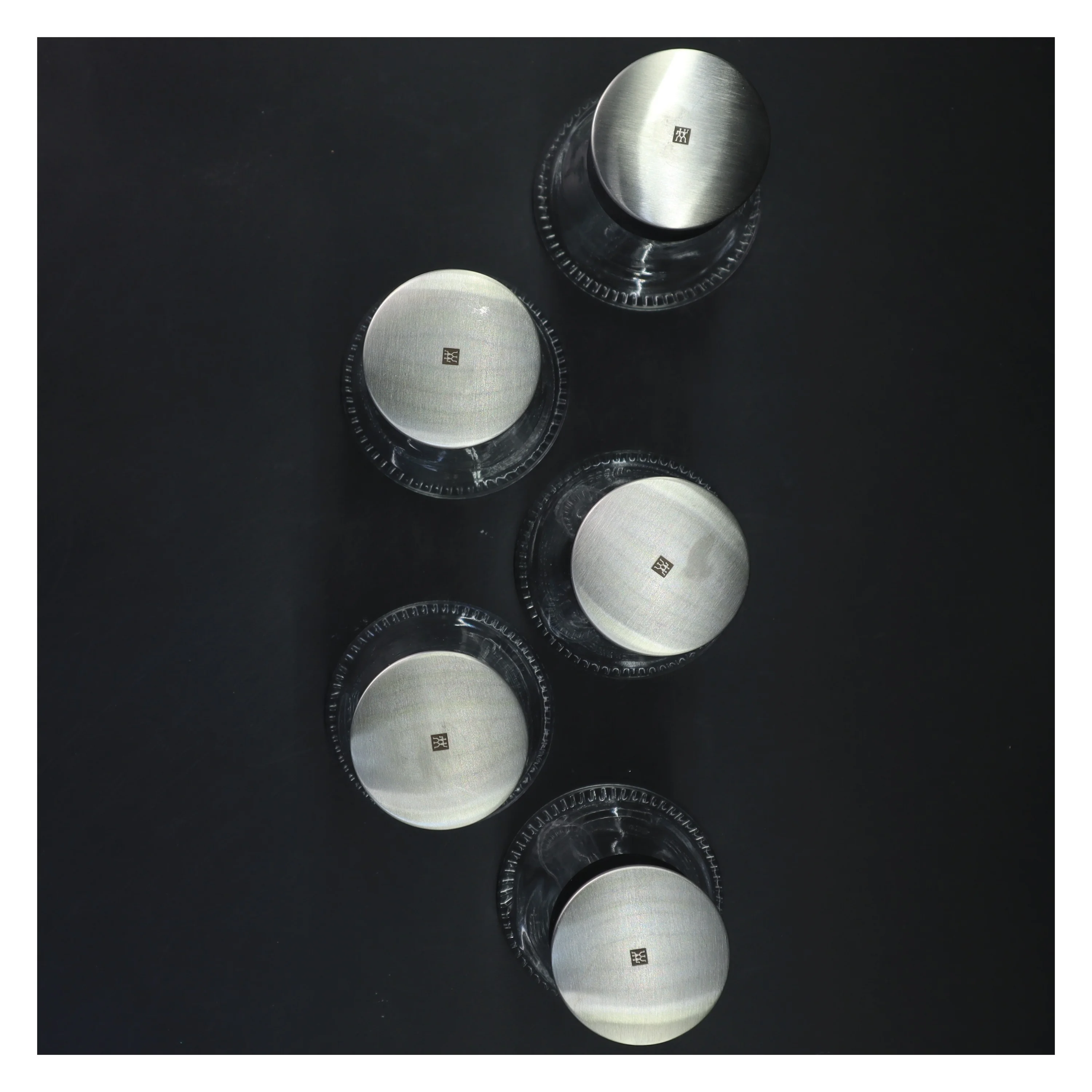 Sæt med fem glasbeholdere med metal låg (str. 14x8 cm)