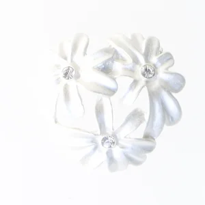 Blomsterformet broche med sten (str. Ø 4 cm)