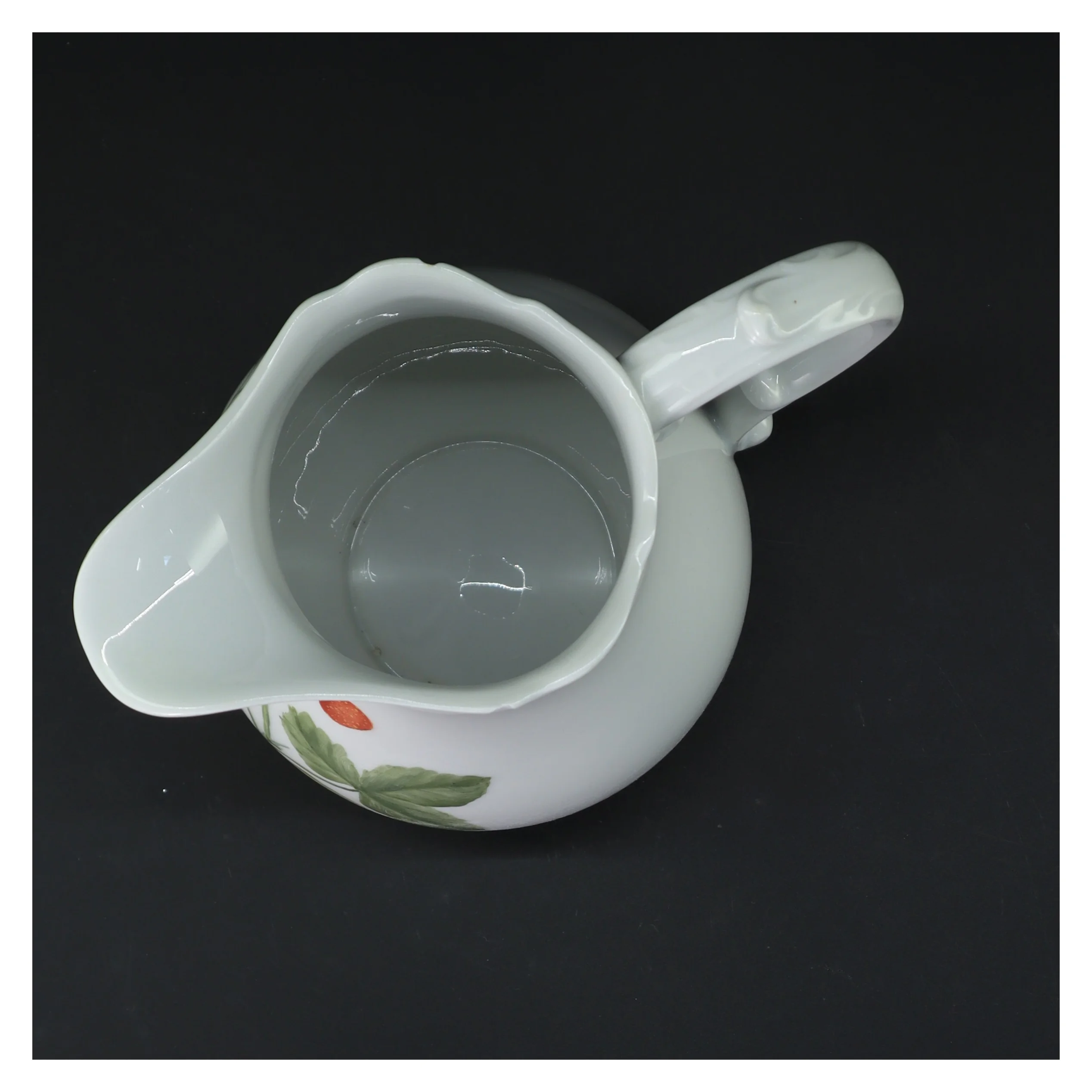 Porcelænskande med jordbærmotiver fra KPM (str. 20 cm)