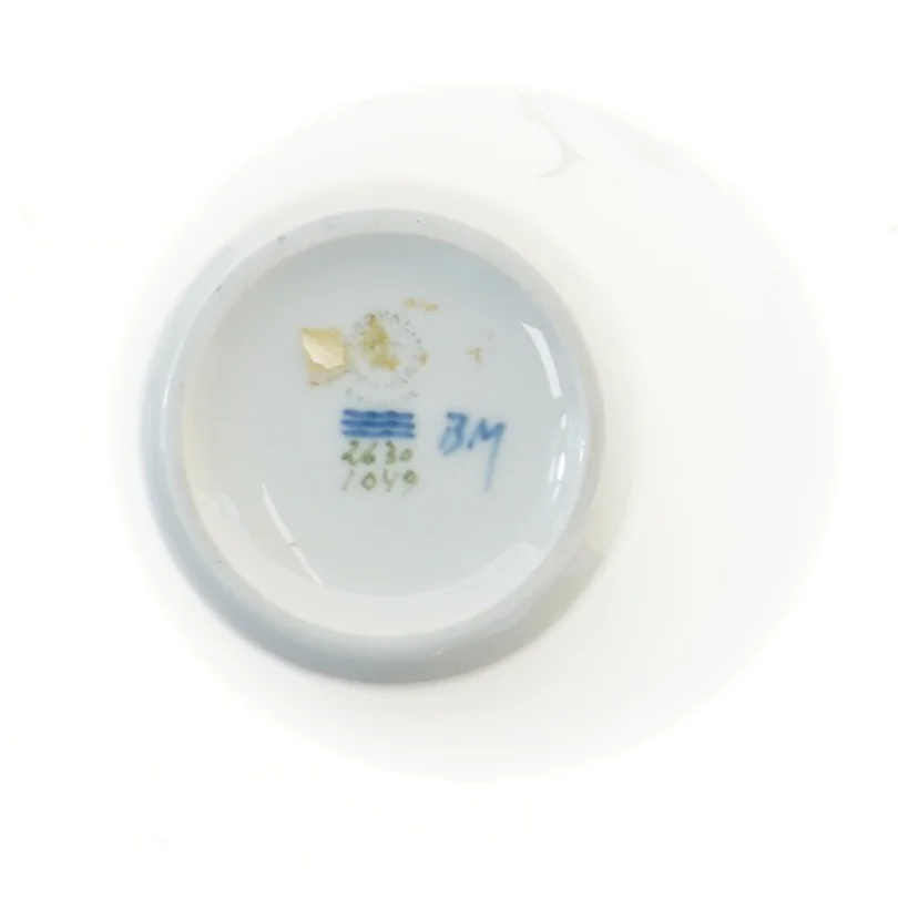 Blå vase med blomsterdesign fra Royal Copenhagen (str. Ø 11 cm længde 23 cm)